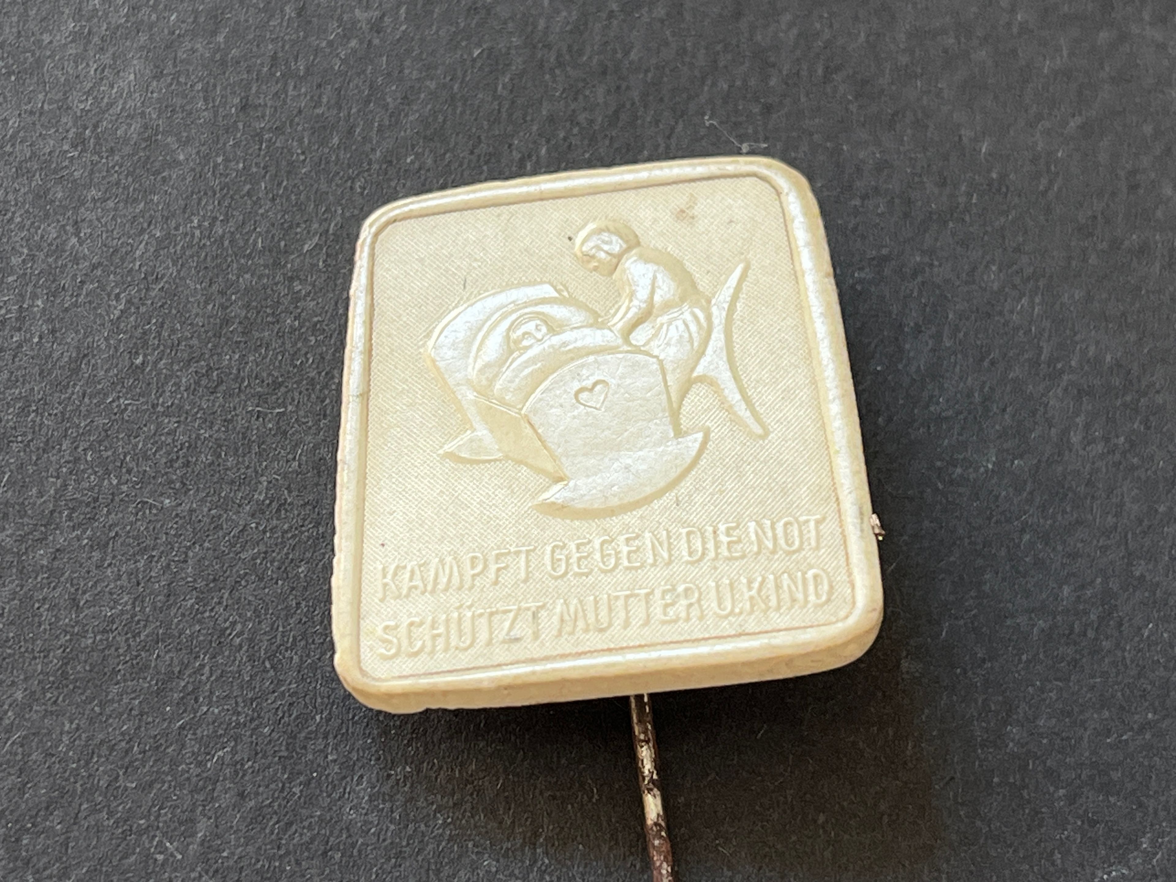 WHW Spendenabzeichen - "Kämpft gegen die Not - Schützt Mutter und Kind" 1935