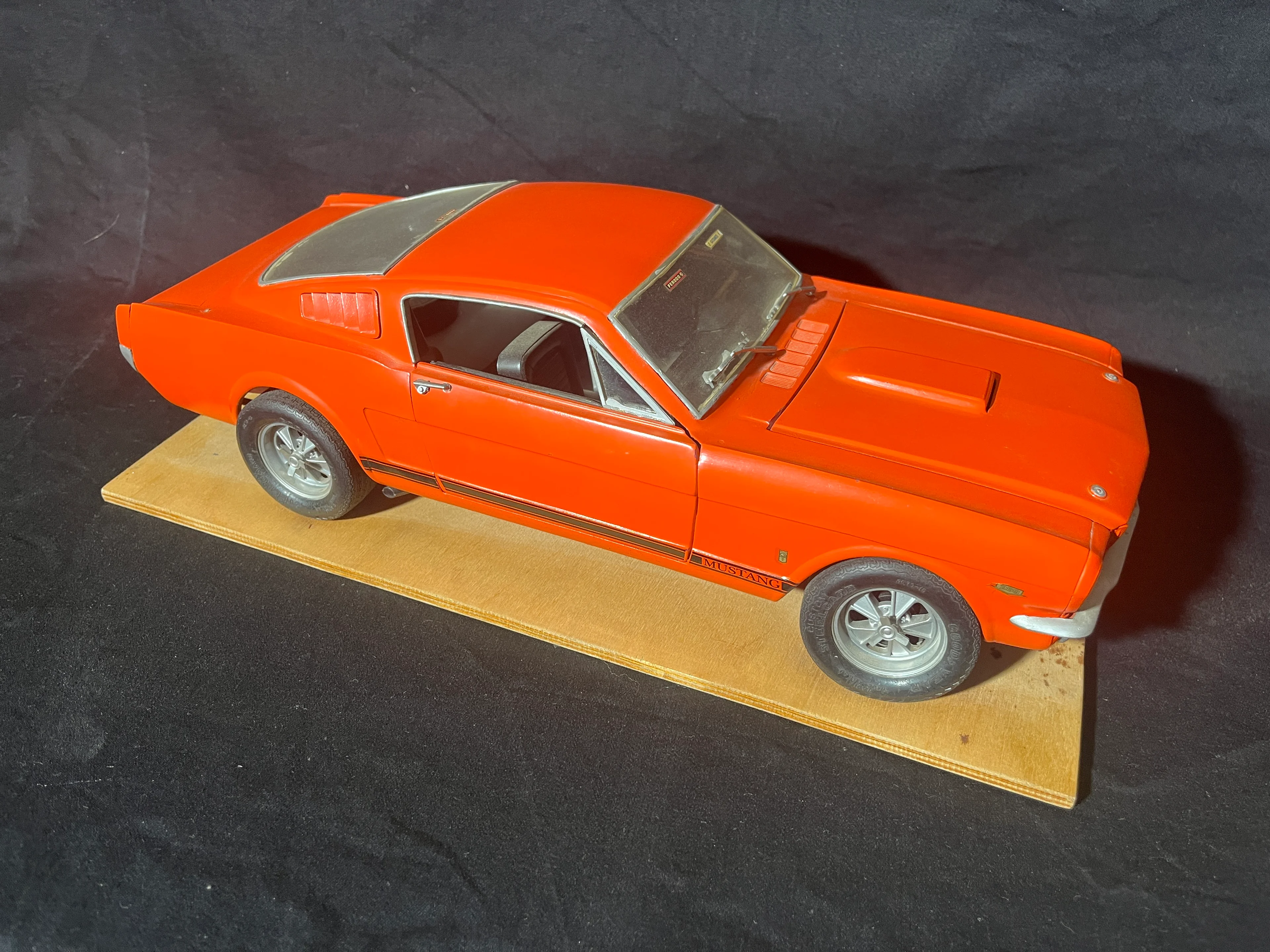 DK003 FORD Mustang REVELL 1:12 orange "Scheunenfund" mit Patina