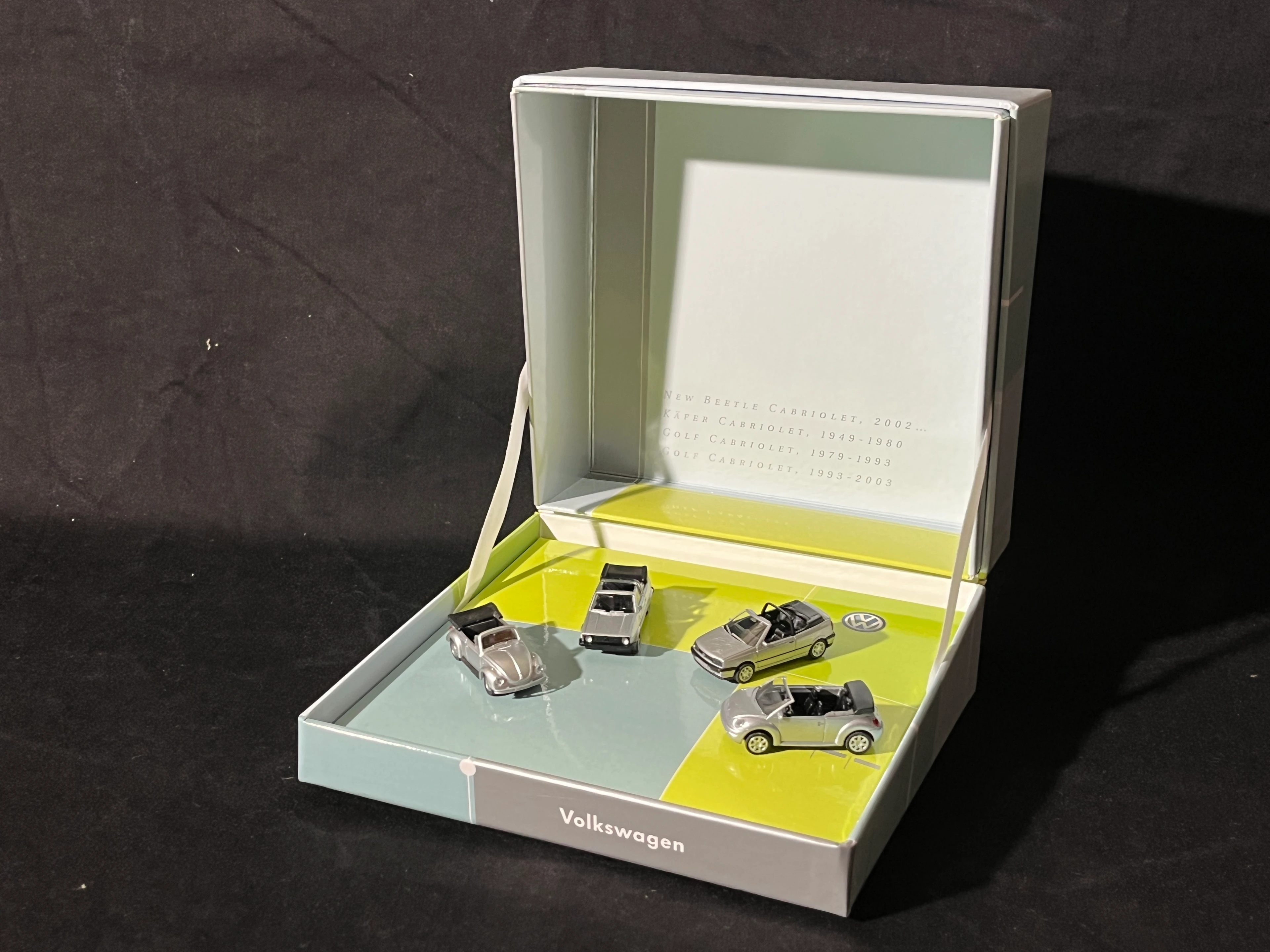 VW Display Beetle und Golf Cabrio Werbemodelle der VOLKSWAGEN AG 1:87 silber in OVP