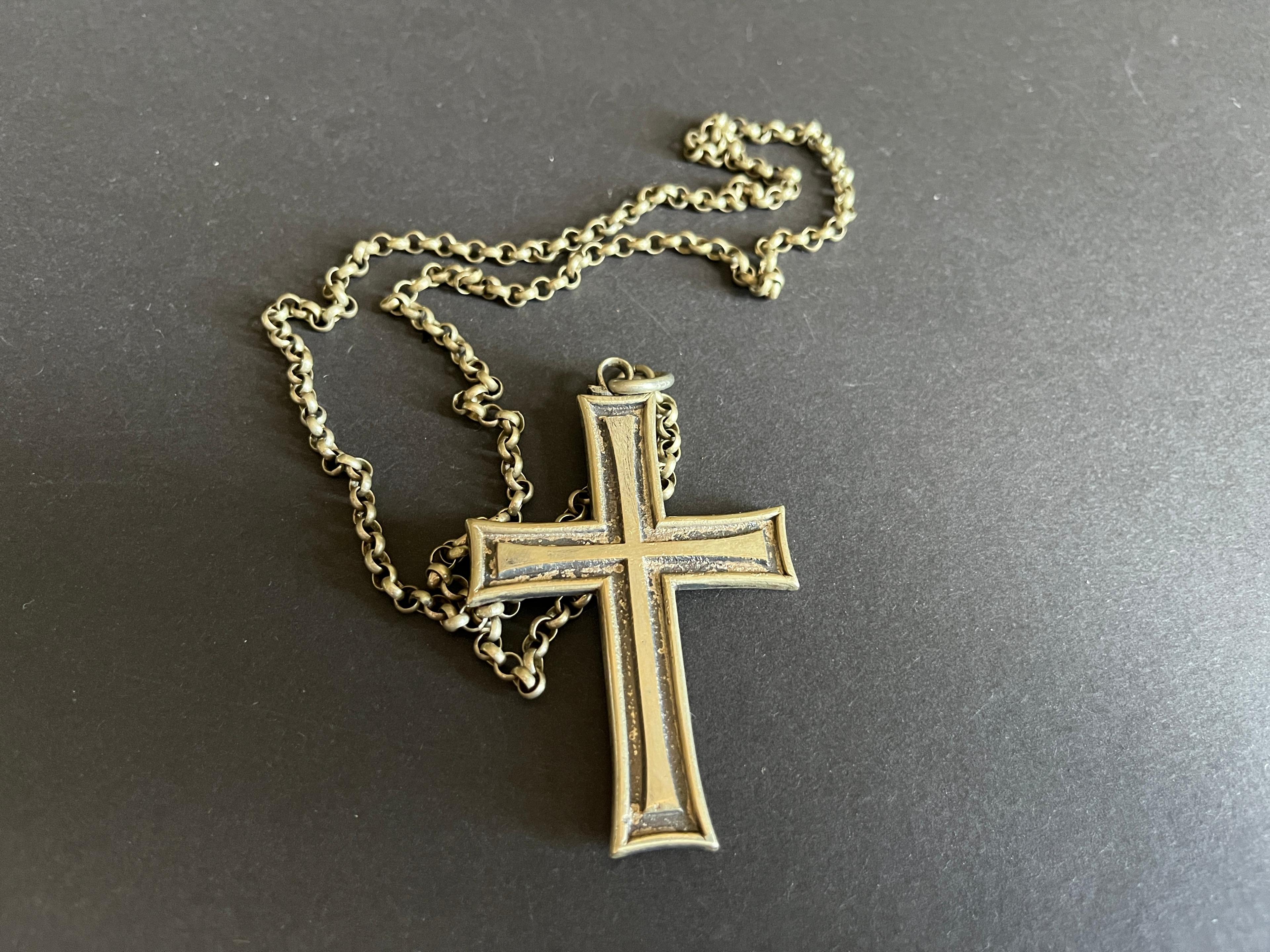 Priesterkreuz an langer Kette