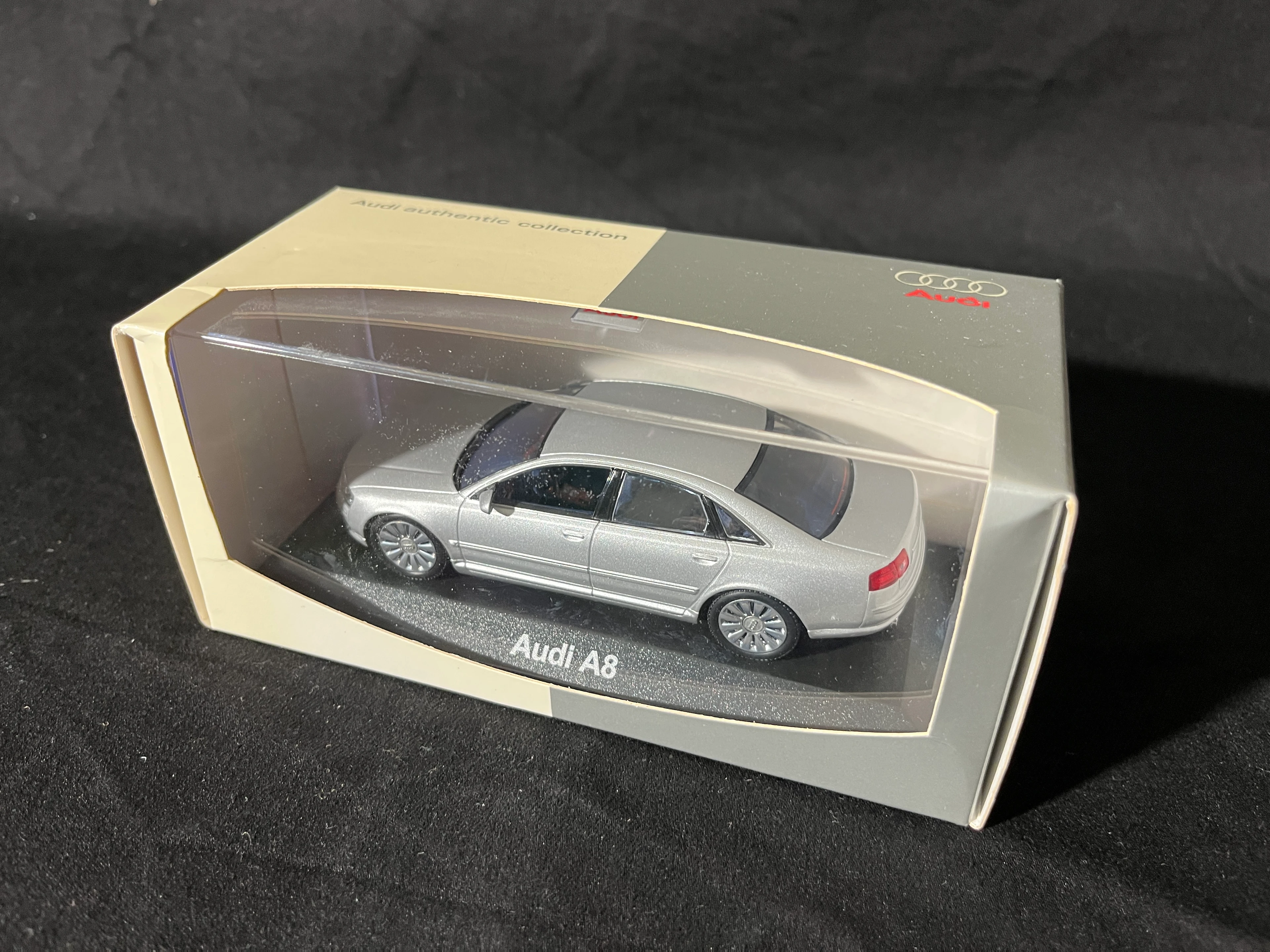 Audi A8 Werbemodell der AUDI AG 1:43 silber in OVP