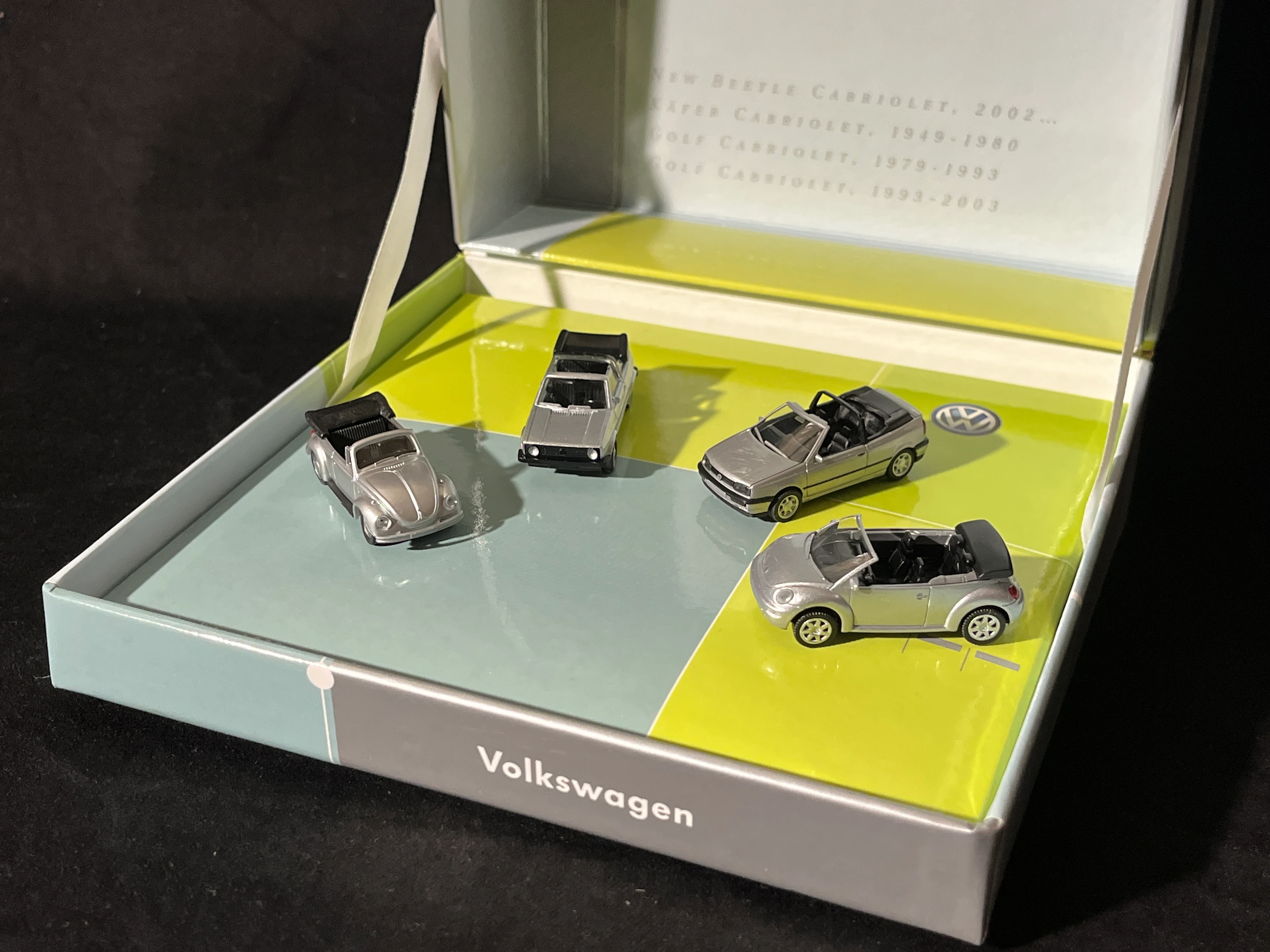 VW Display Beetle und Golf Cabrio Werbemodelle der VOLKSWAGEN AG 1:87 silber in OVP