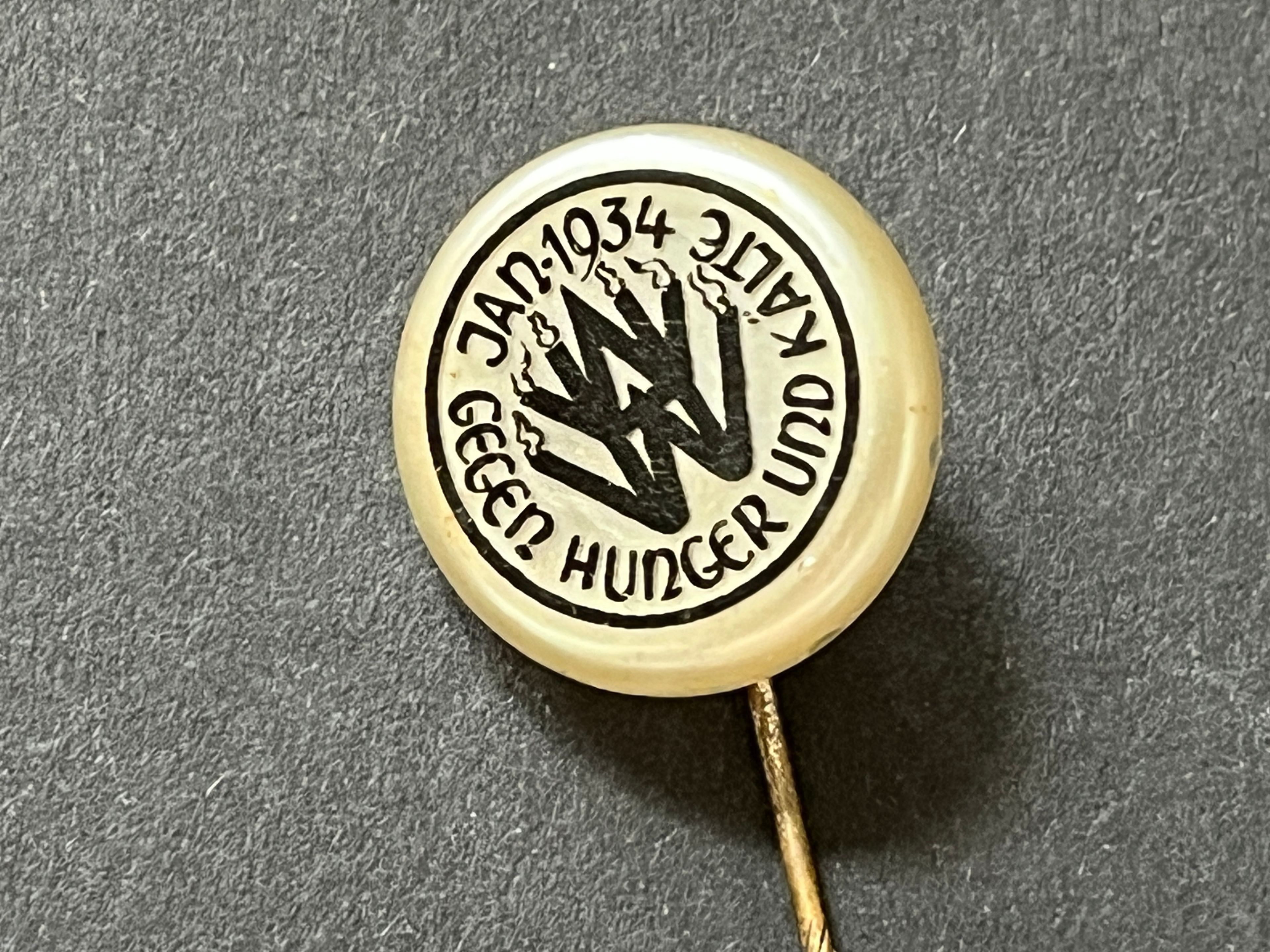 WHW Spendenabzeichen - "Januar 1934 - Gegen Hunger und Kälte" 