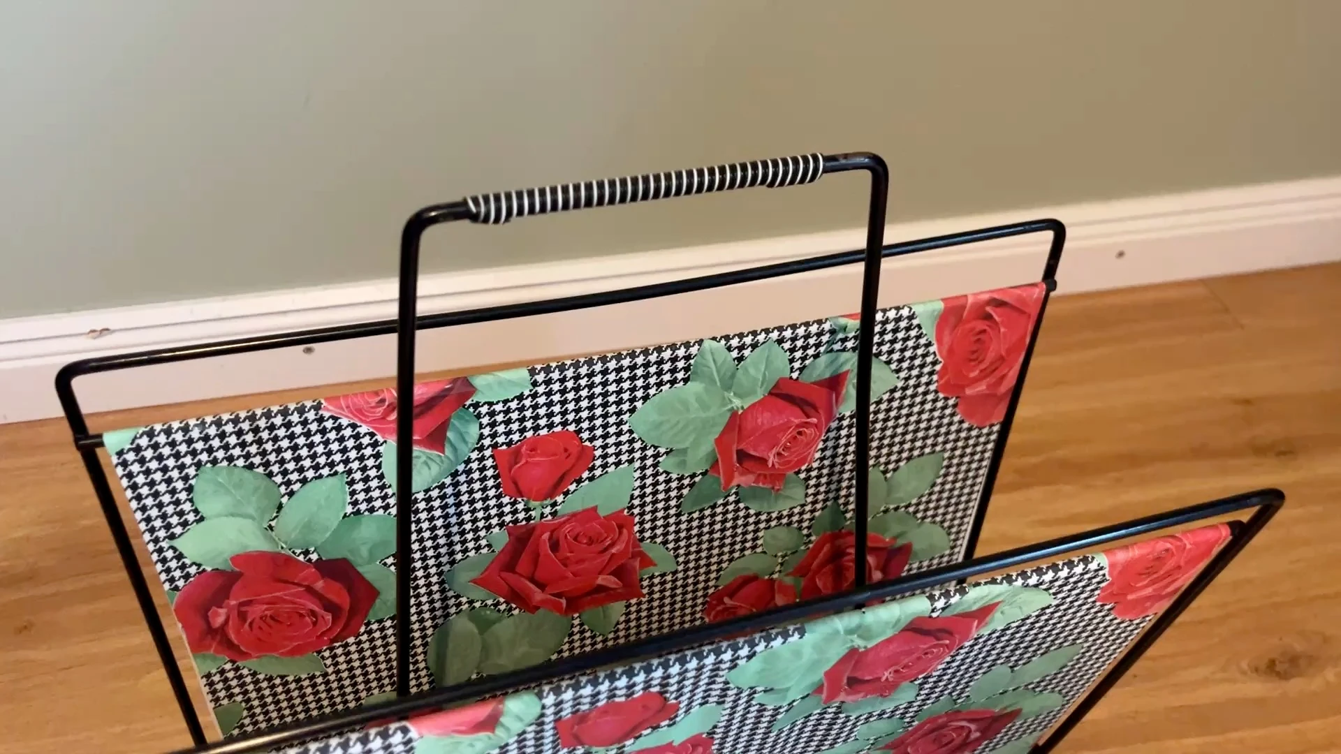 Zeitungsständer mit Rosenmotiv 50er Jahre