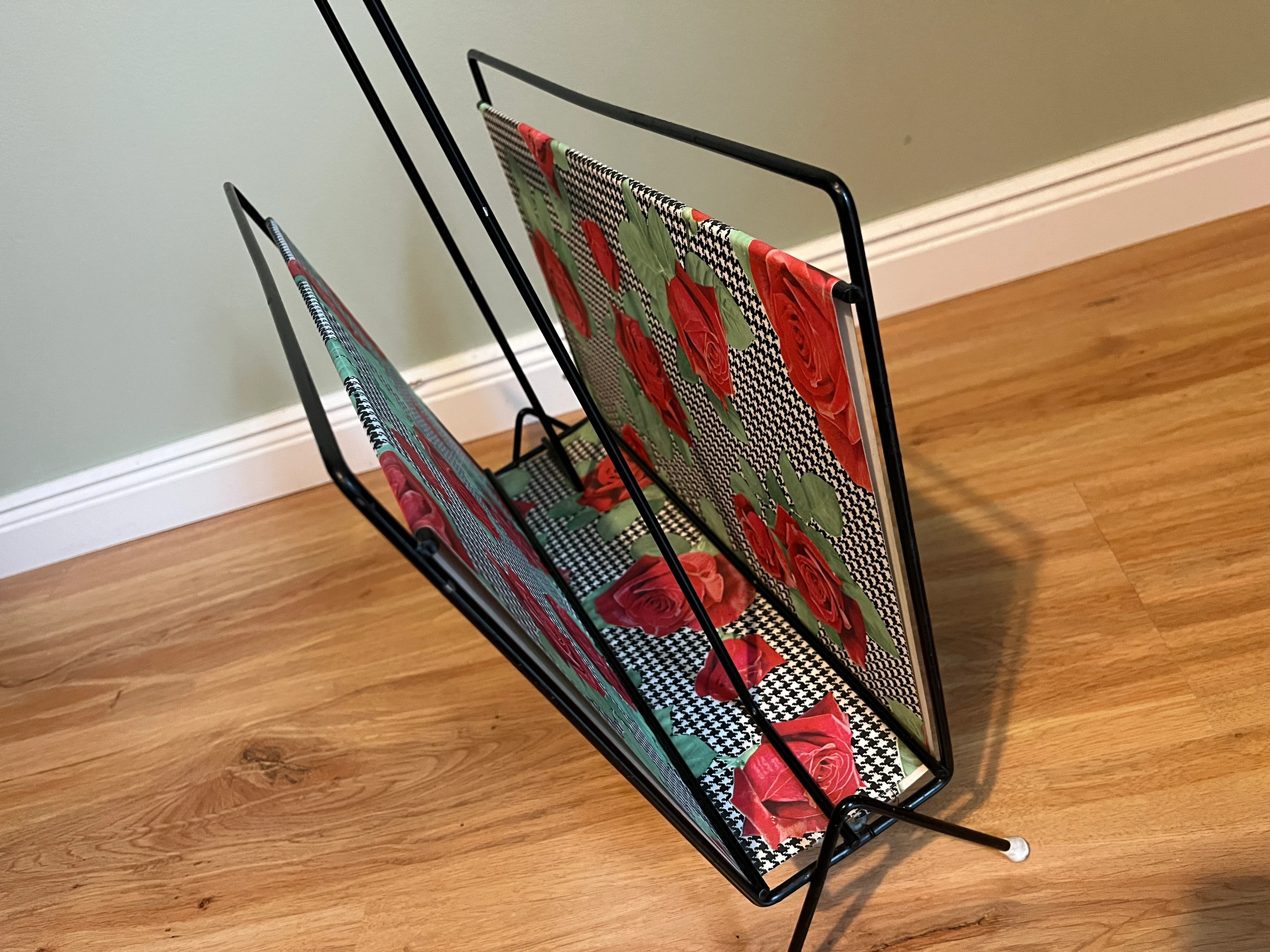 Zeitungsständer mit Rosenmotiv 50er Jahre