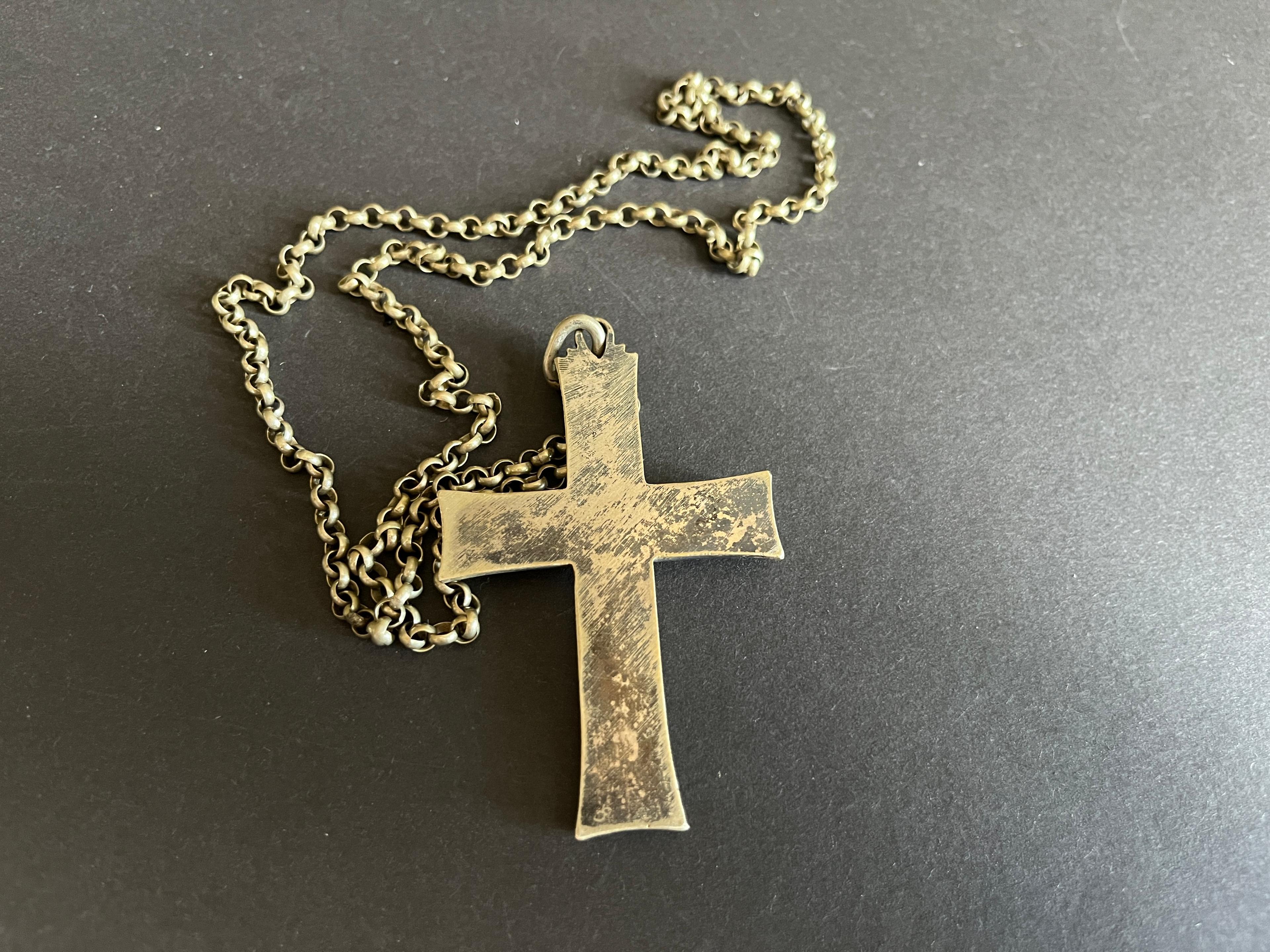 Priesterkreuz an langer Kette