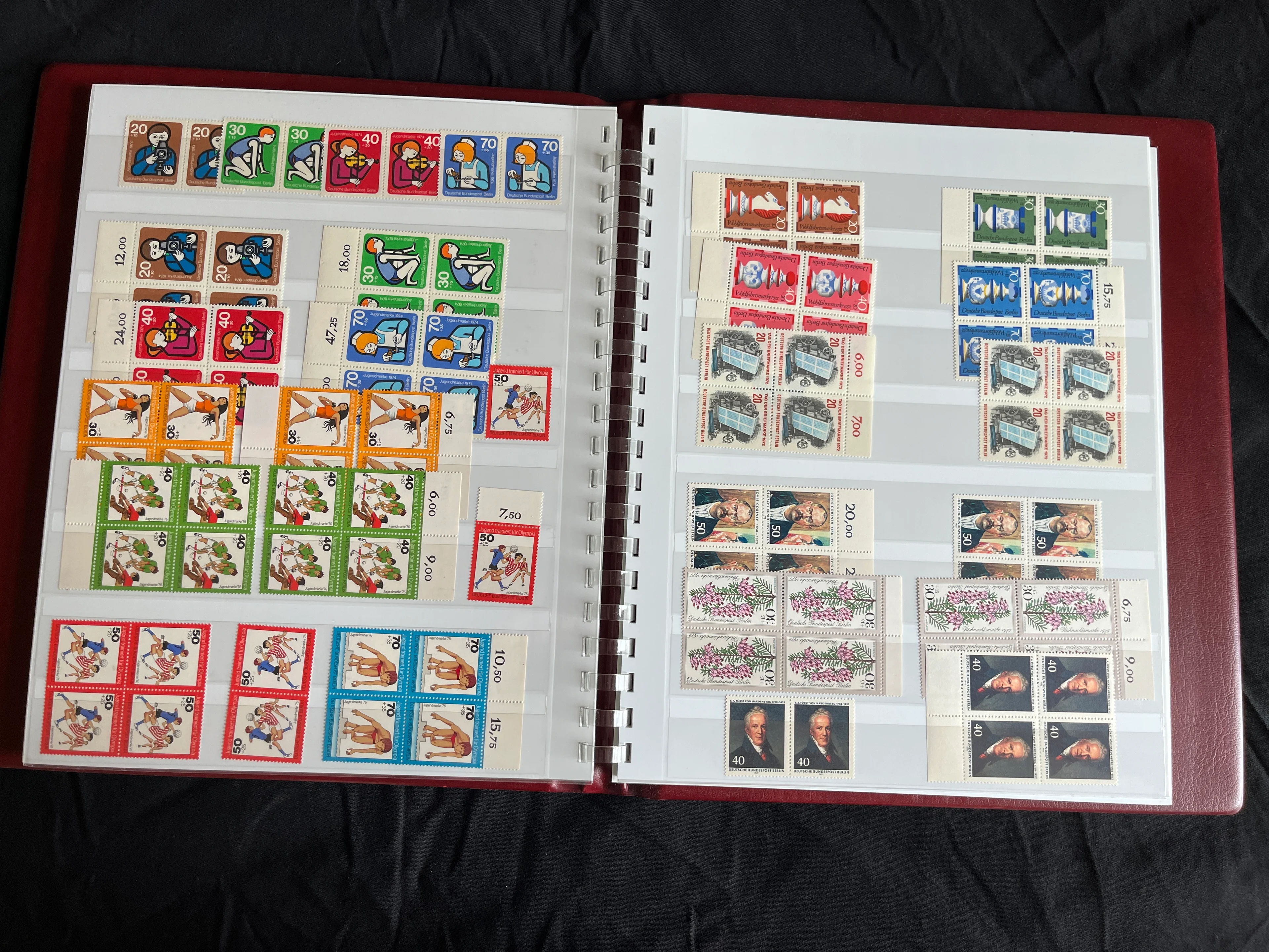 Briefmarken Album BERLIN (West) 70er/80er Bogenteile postfrisch 014