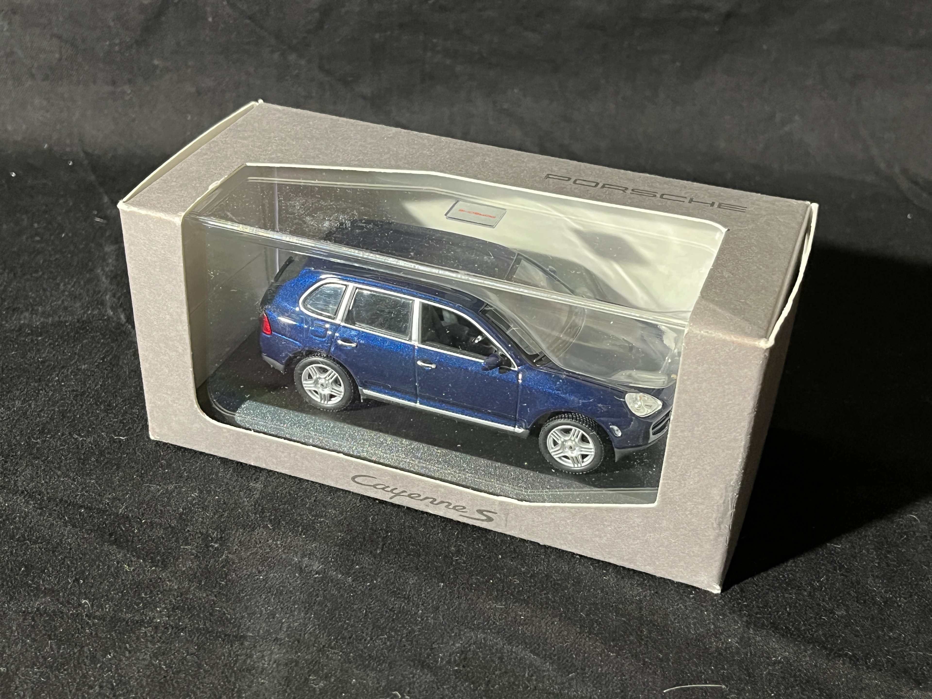 Porsche Cheyenne S Werbemodell der PORSCHE AG 1:43 blau in OVP