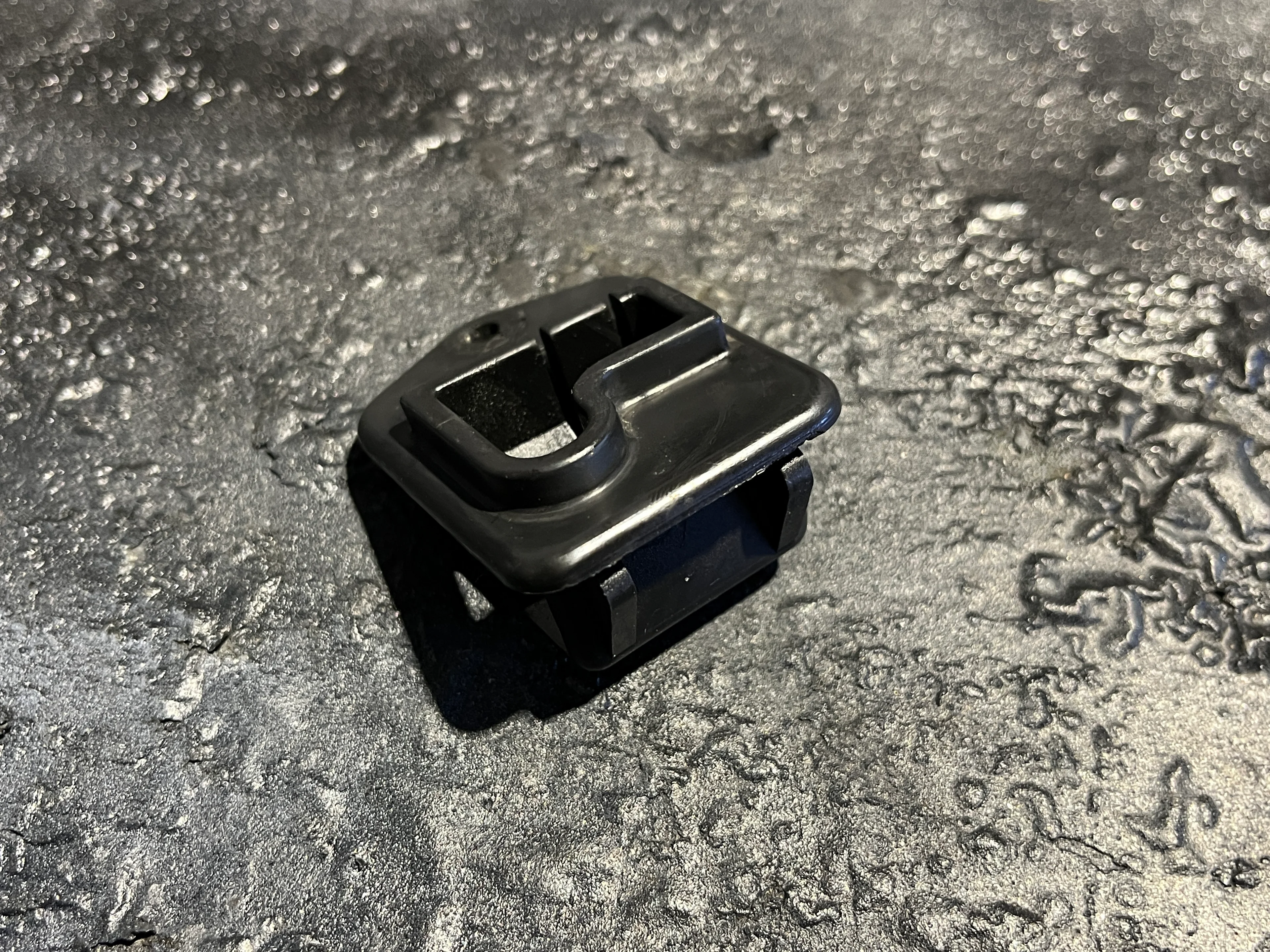 Ford Escort MKIV (1986-1989) Büchse in Motorhaube für Haubenstange