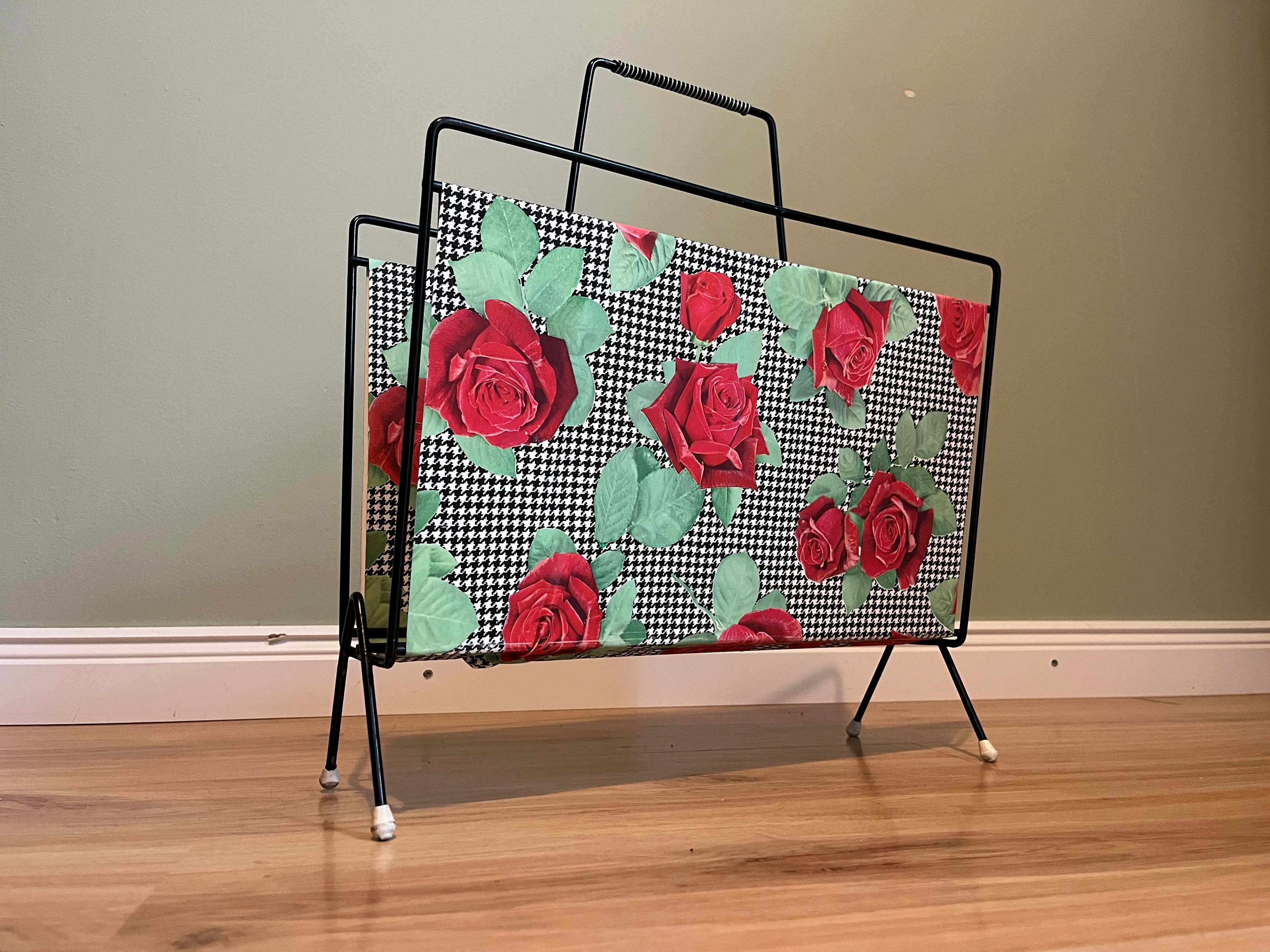 Zeitungsständer mit Rosenmotiv 50er Jahre