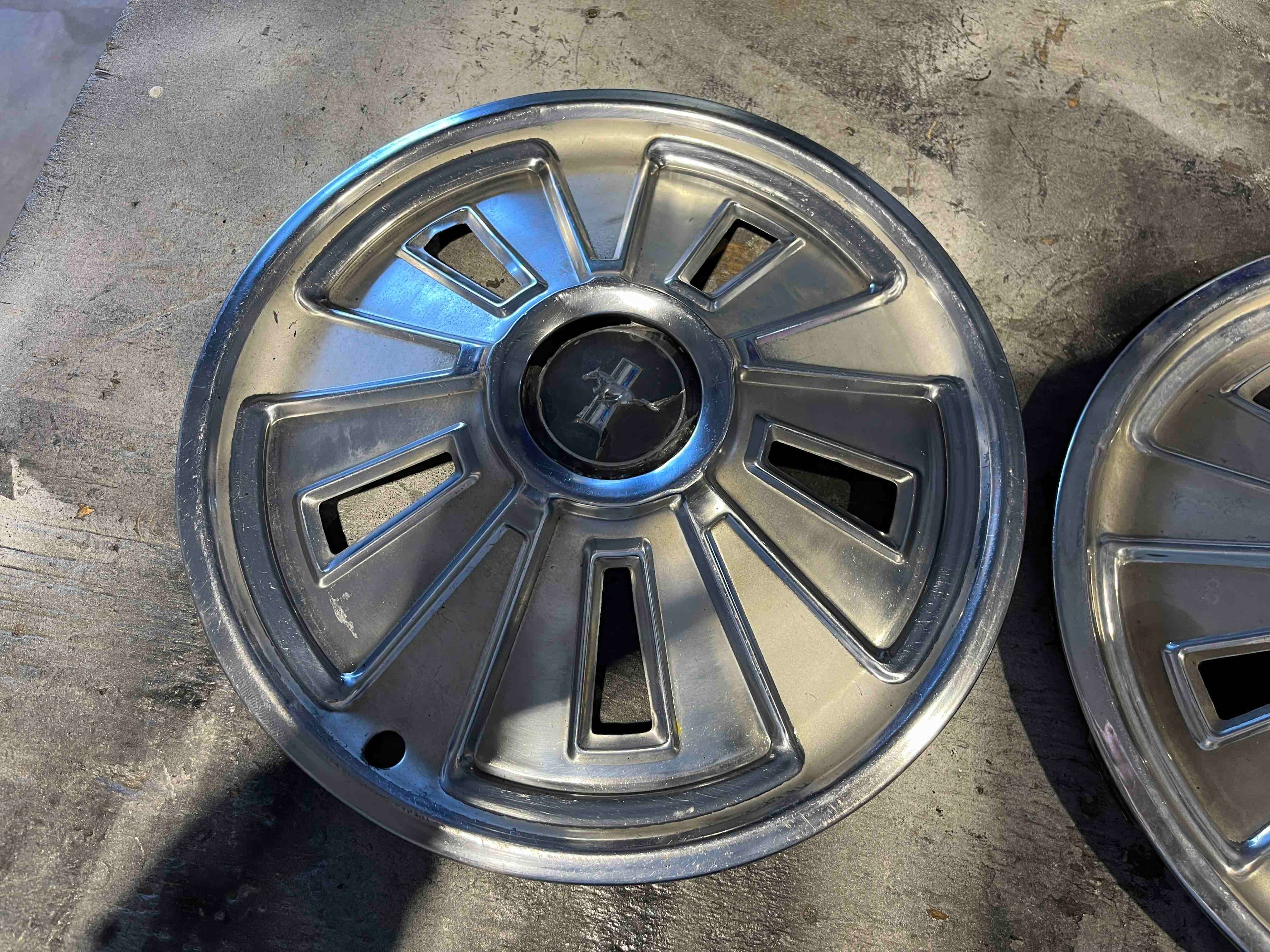 FORD Mustang 1966 2 Stück Radkappen Originalteil FoMoCo