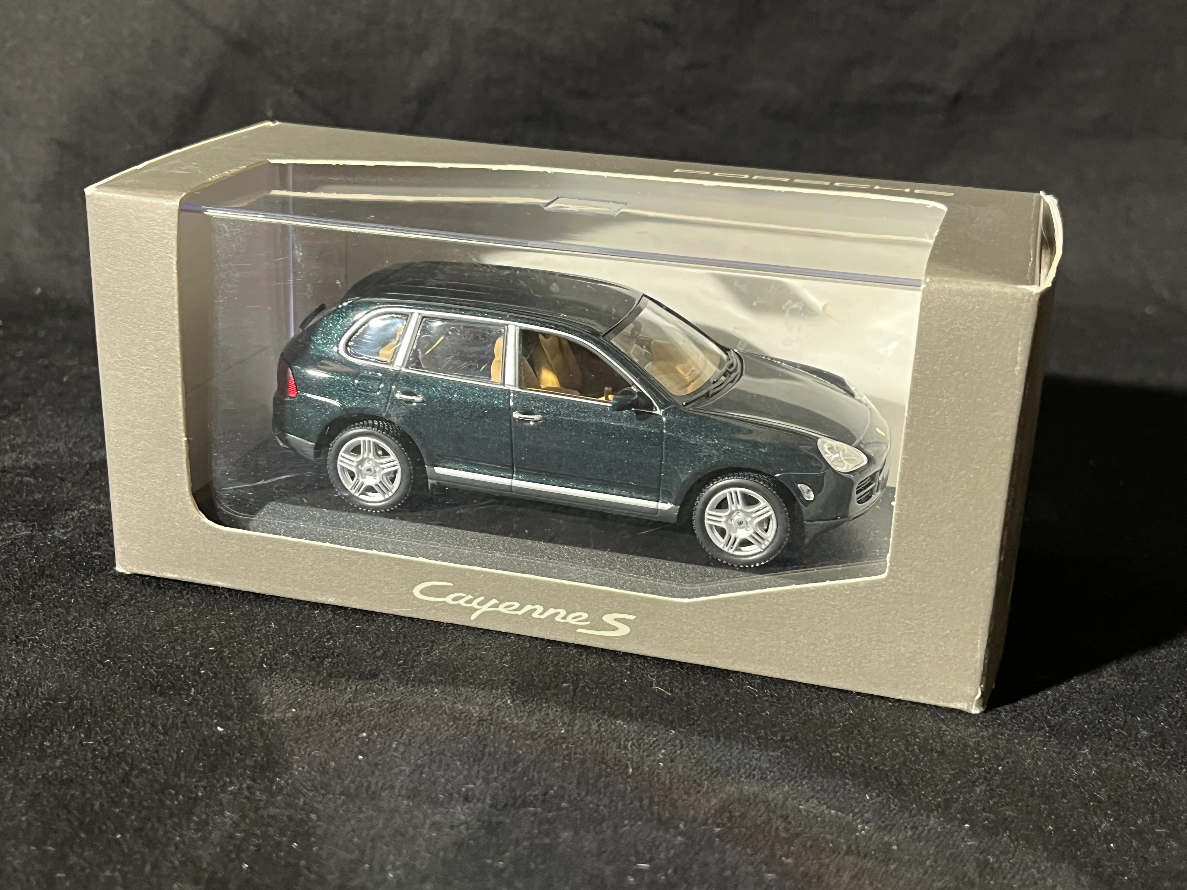 Porsche Cheyenne S Werbemodell der PORSCHE AG 1:43 grün in OVP