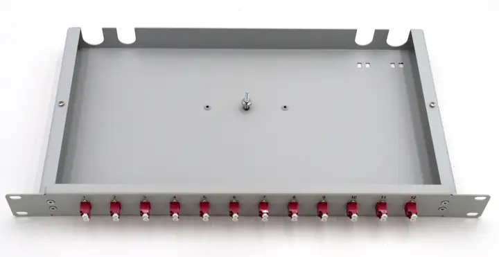 19-Zoll-OM4-Spleißbox mit zwölf violetten LC-Duplex-Kupplungen