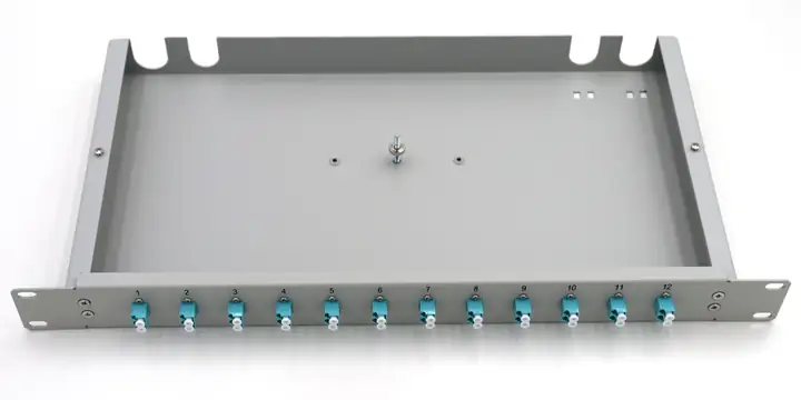 19-Zoll-OM3-Spleißbox mit zwölf aquafarbenen LC-Duplex-Kupplungen