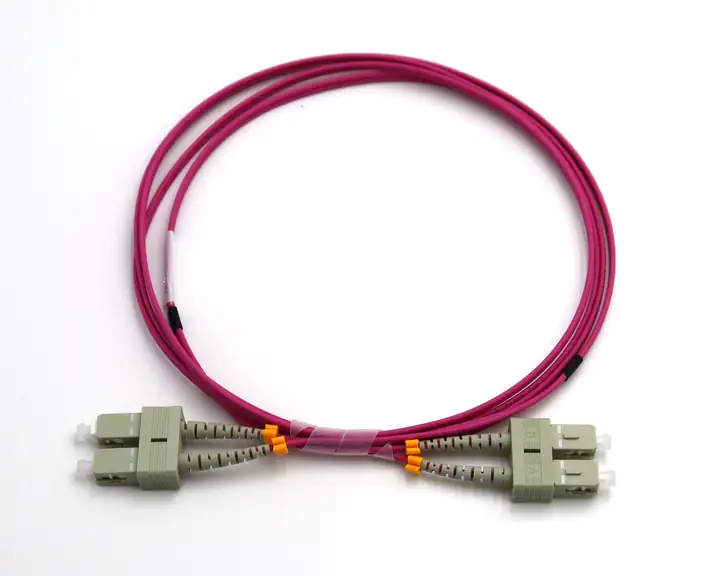 Erikaviolettes OM4-Duplex-Patchkabel mit SC/UPC-Steckern
