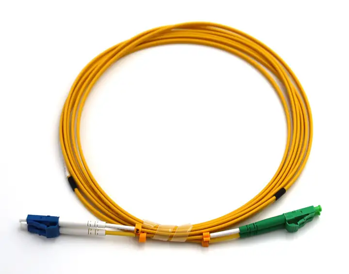 Gelbes OS2-Singlemode-Patchkabel mit LC/APC- und LC/UPC-Stecker