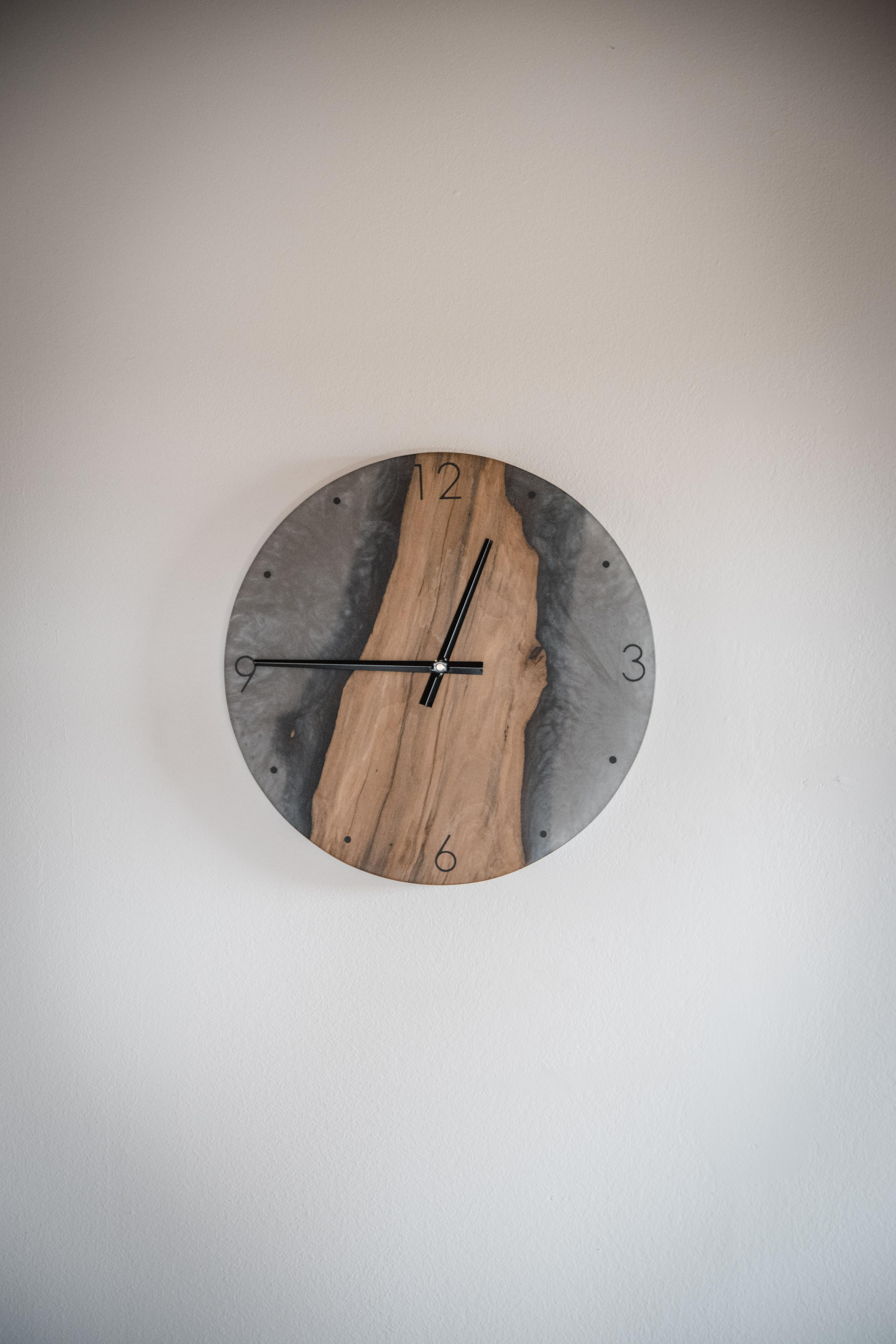 40cm Wanduhr Birne grau