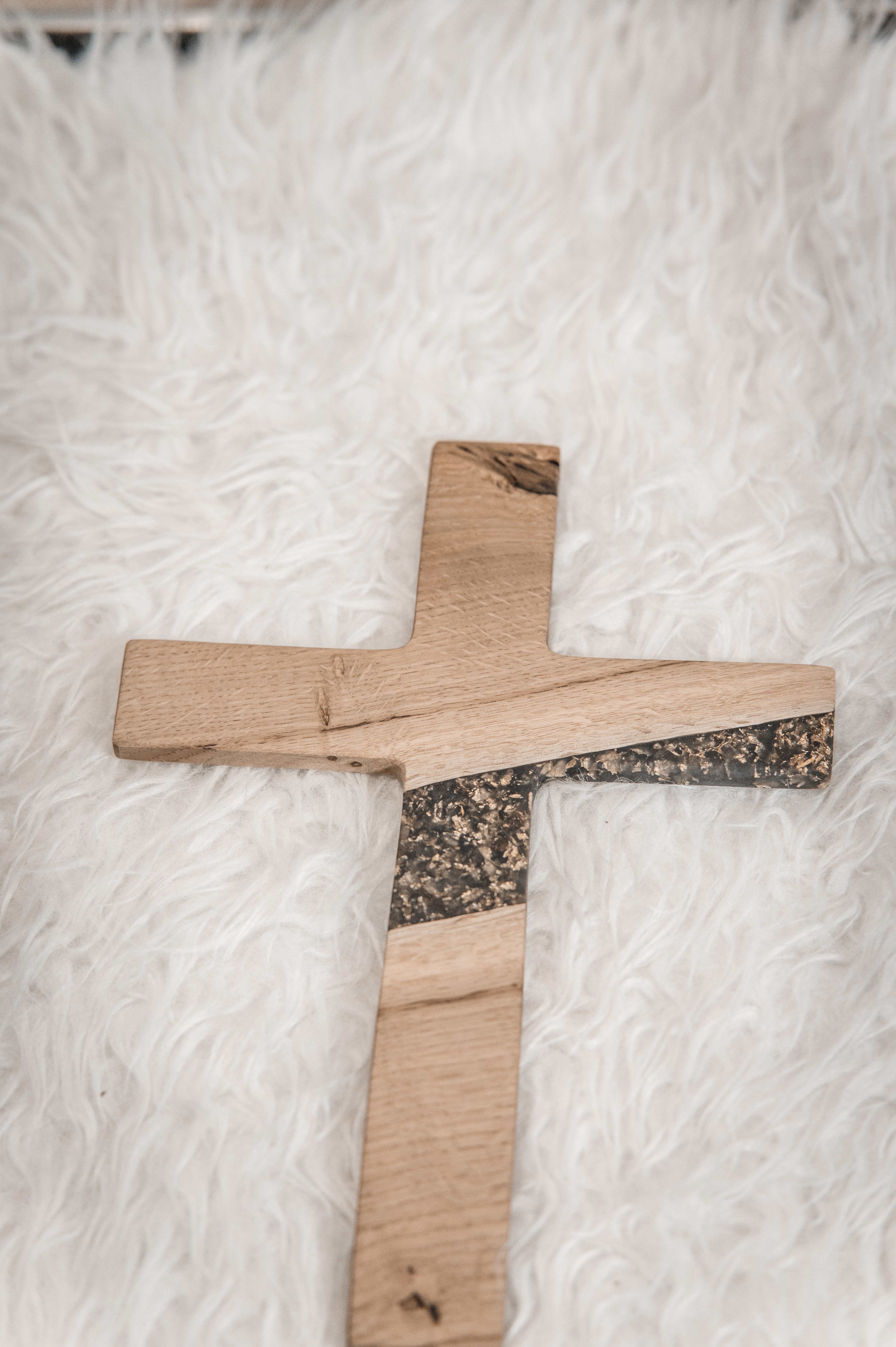 Wandkreuz Eiche schwarz/gold