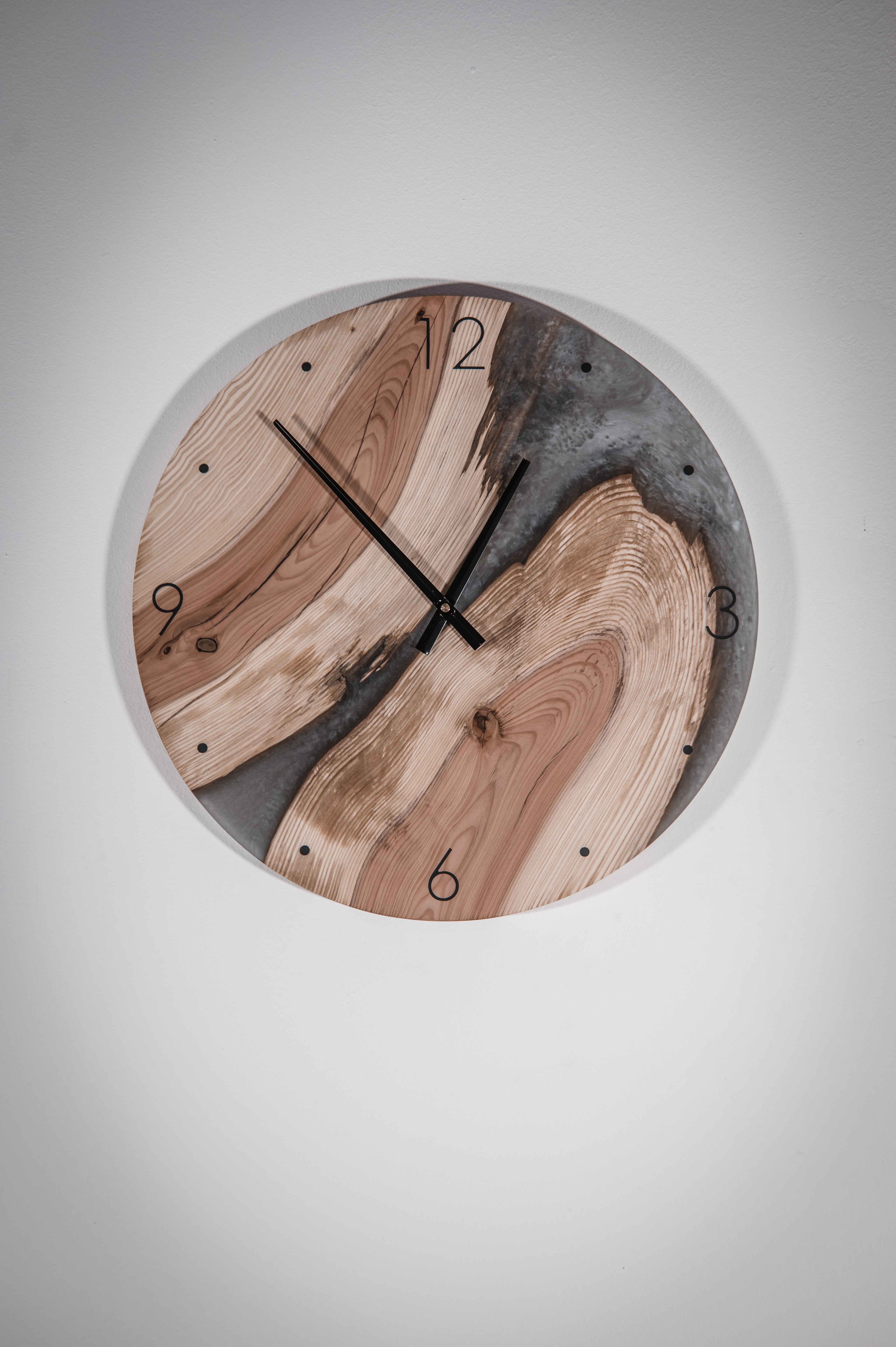 50cm Wanduhr Mammutbaum grau