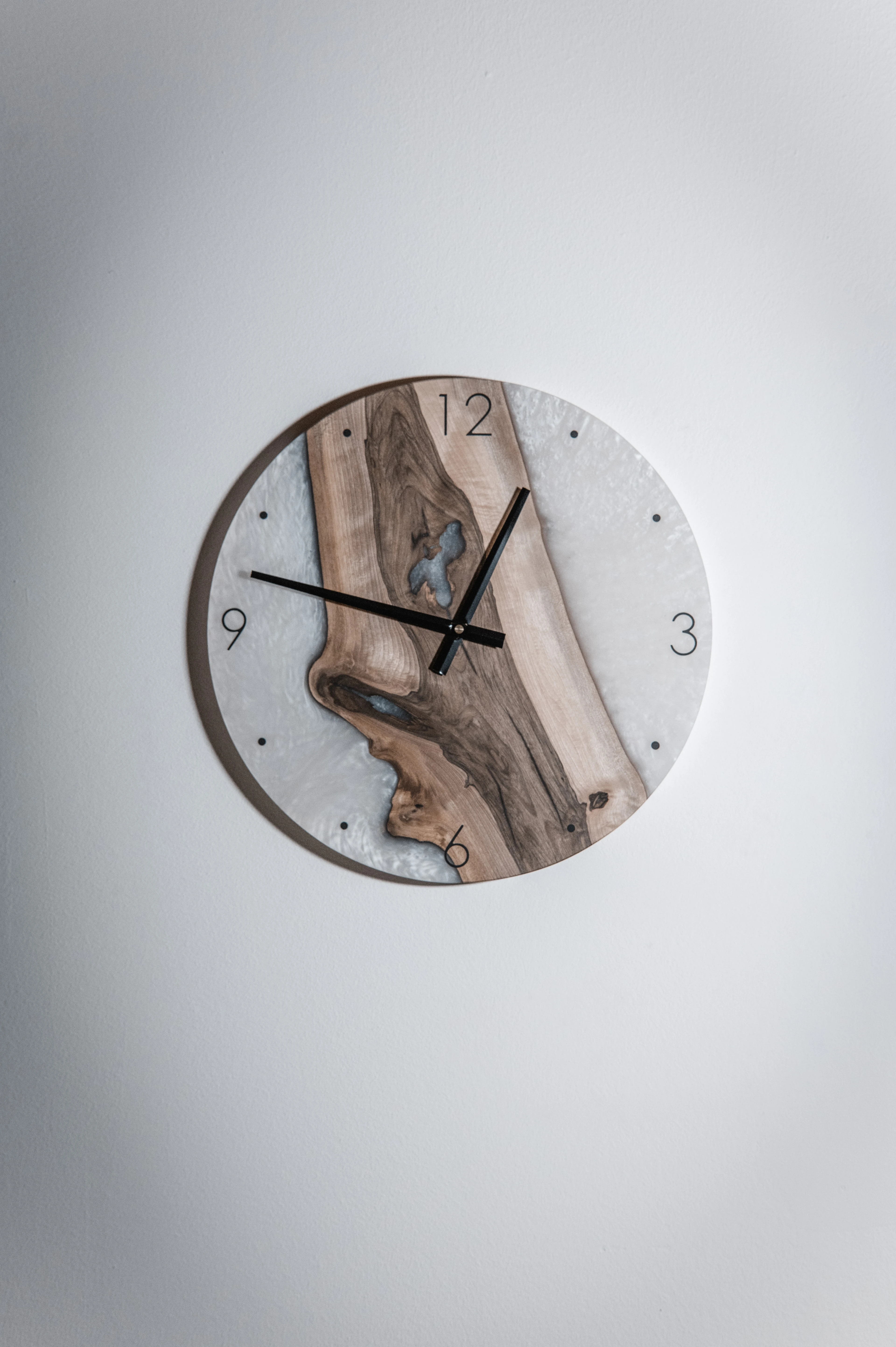 40cm Wanduhr Walnuss weiß