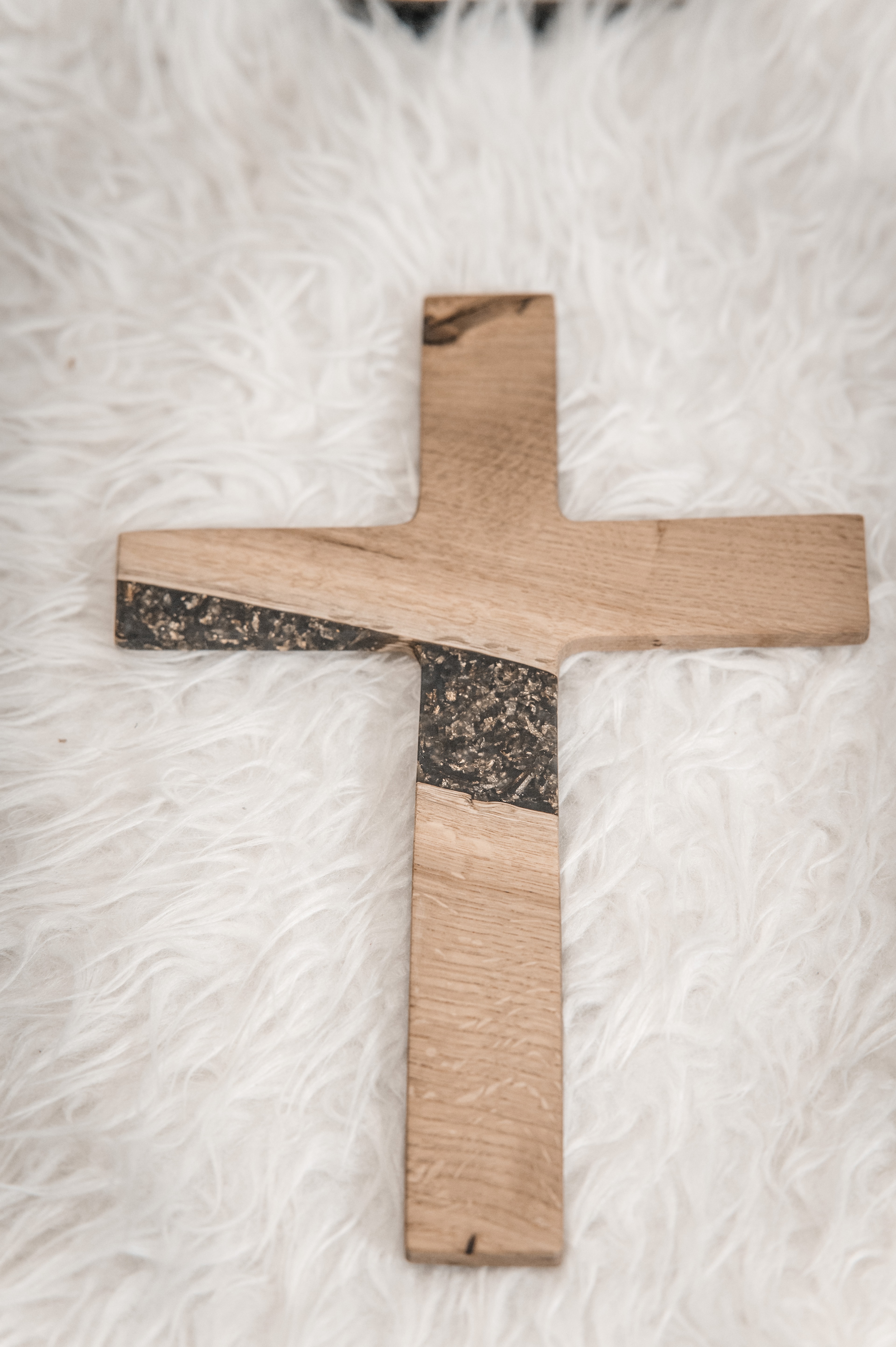 Wandkreuz Eiche schwarz/gold