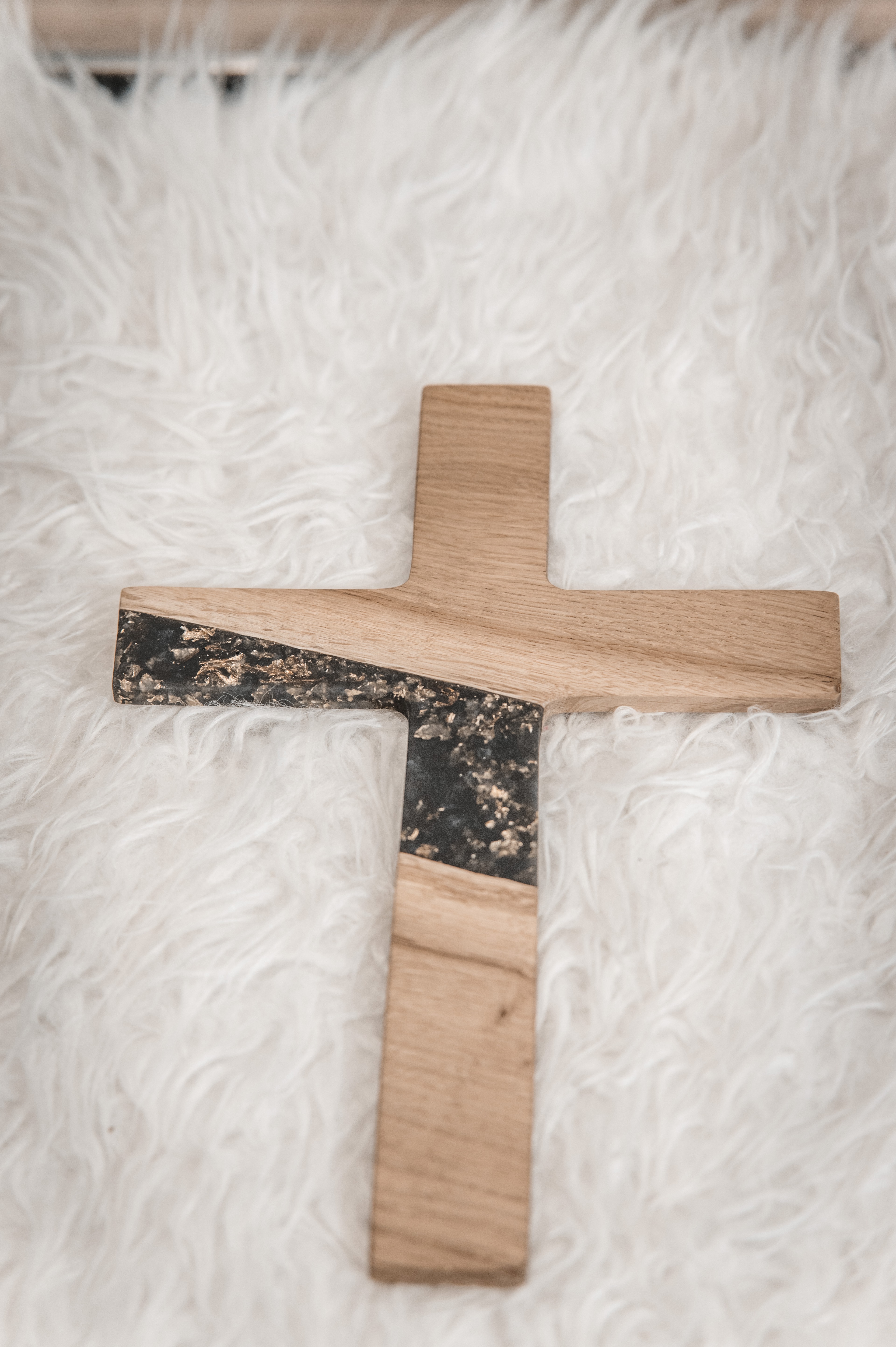 Wandkreuz Eiche schwarz/gold