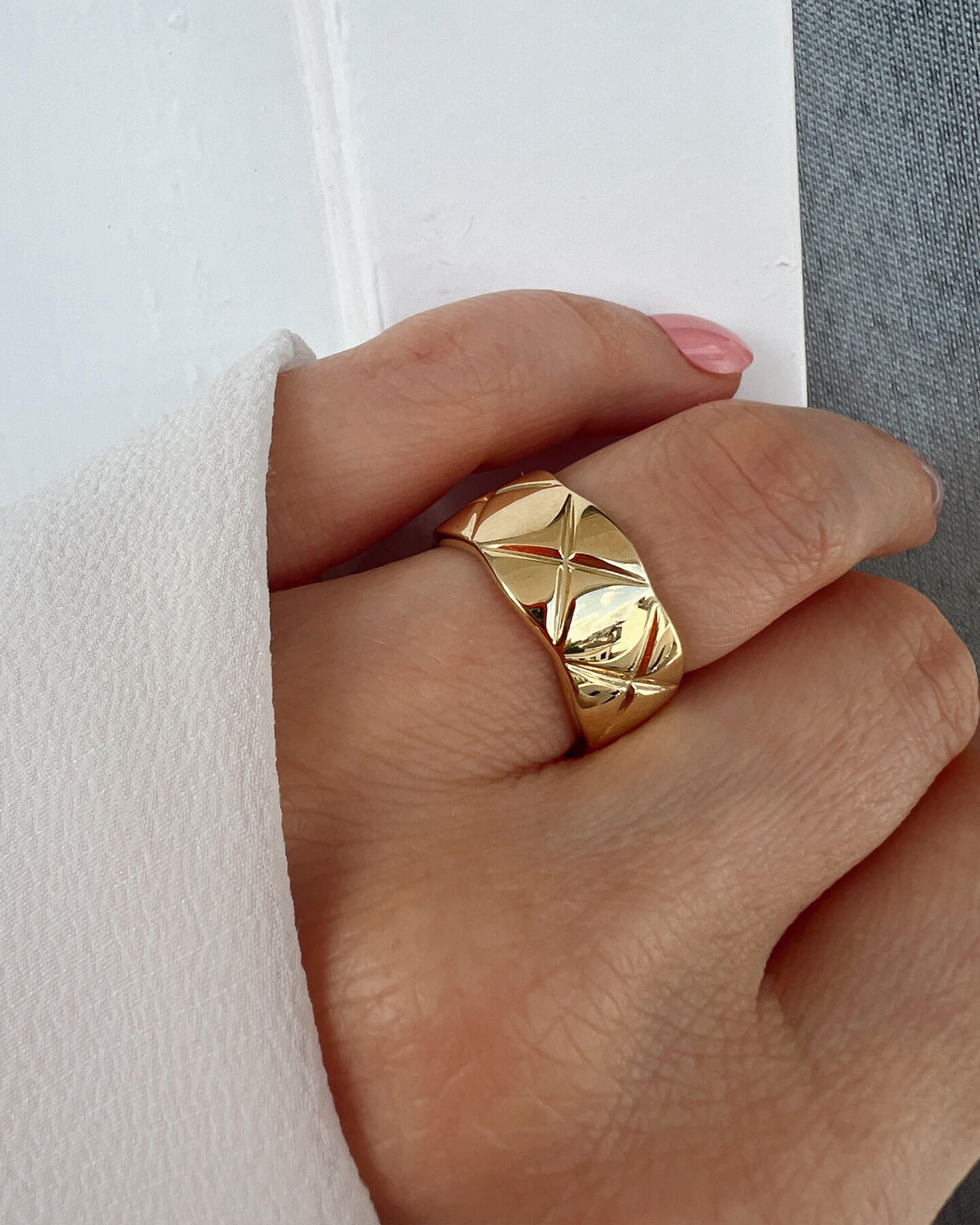 Ring mit Fliesenmuster