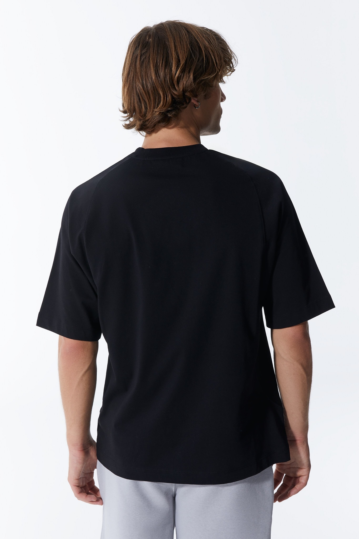 Einfarbiges Schwarzes Herren-T-Shirt mit Textdruck auf der Vorderseite