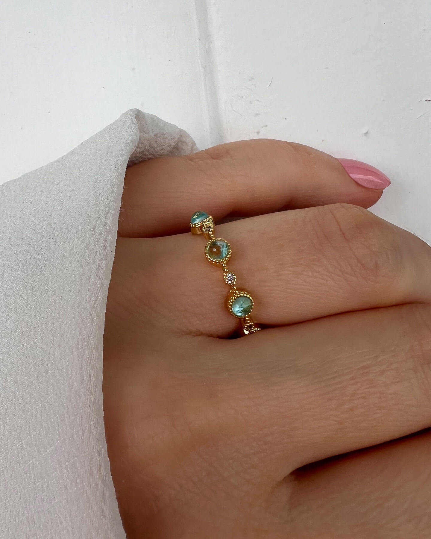 Ring mit Grünen Steinen