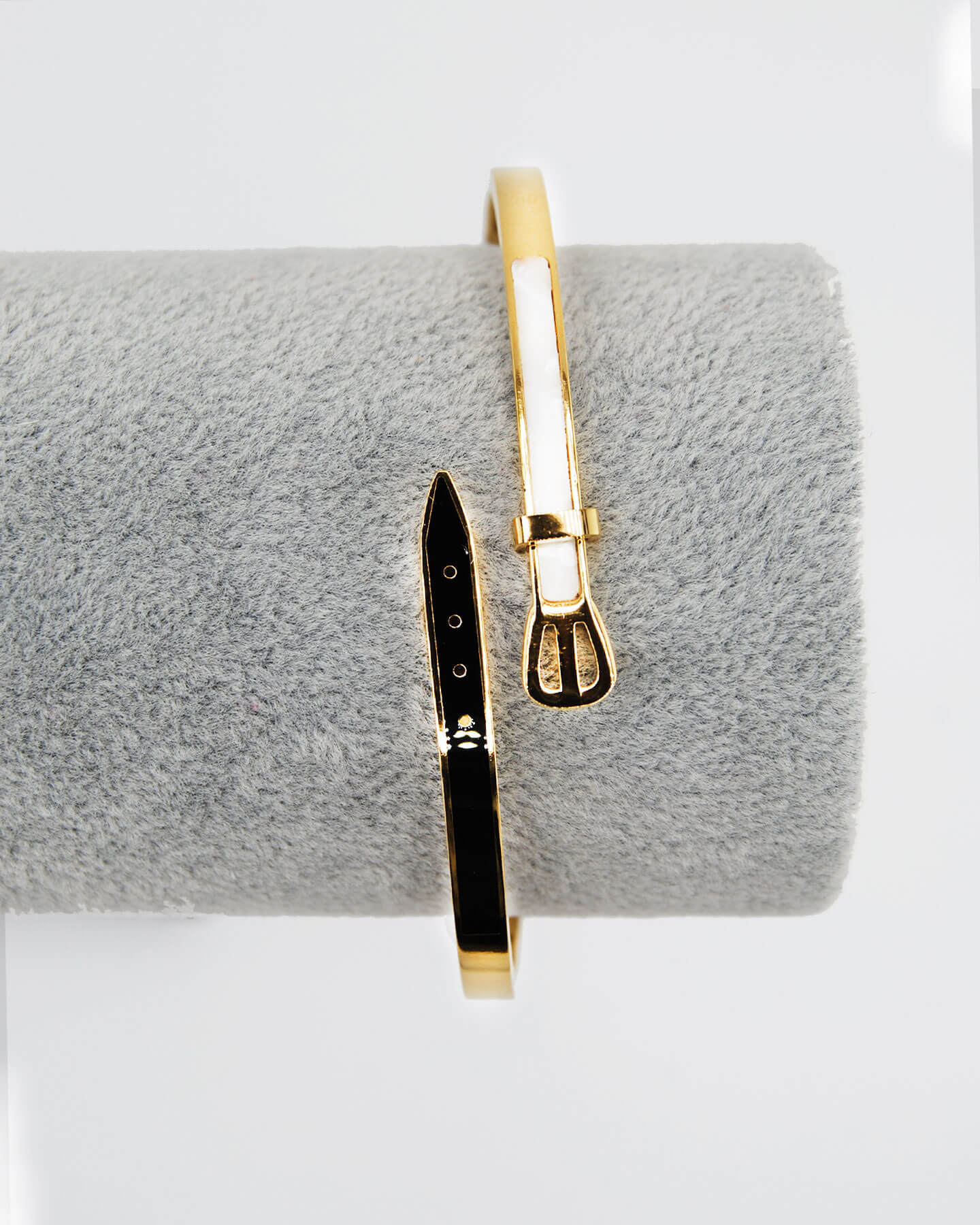 Schwarz-weißes Armreif