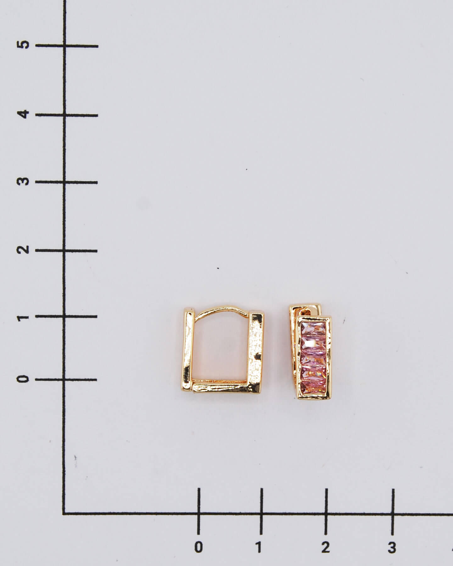Quadratische Ohrringe mit Rosa Stein