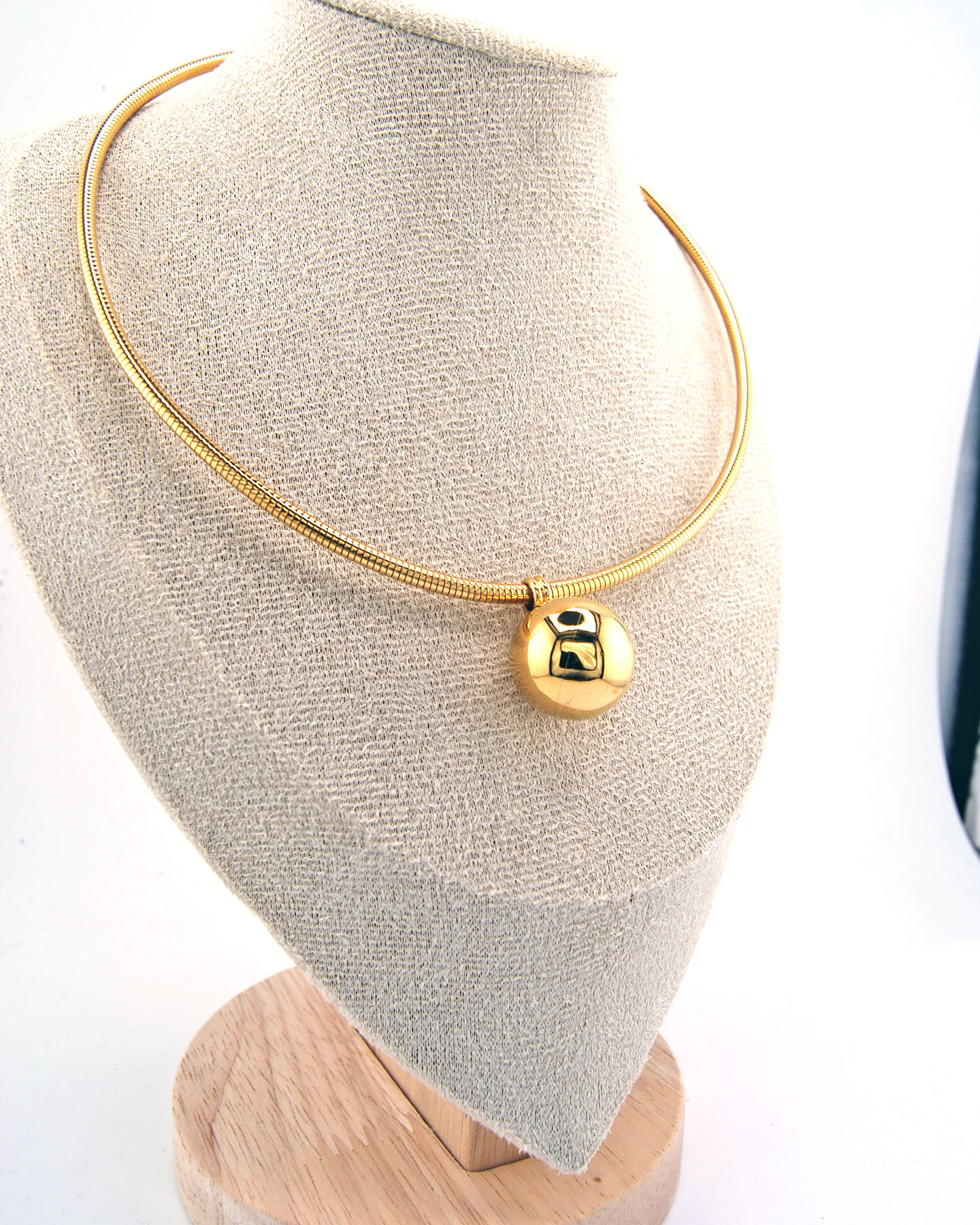 Chocker Halskette mit großem Runden Anhänger Gold