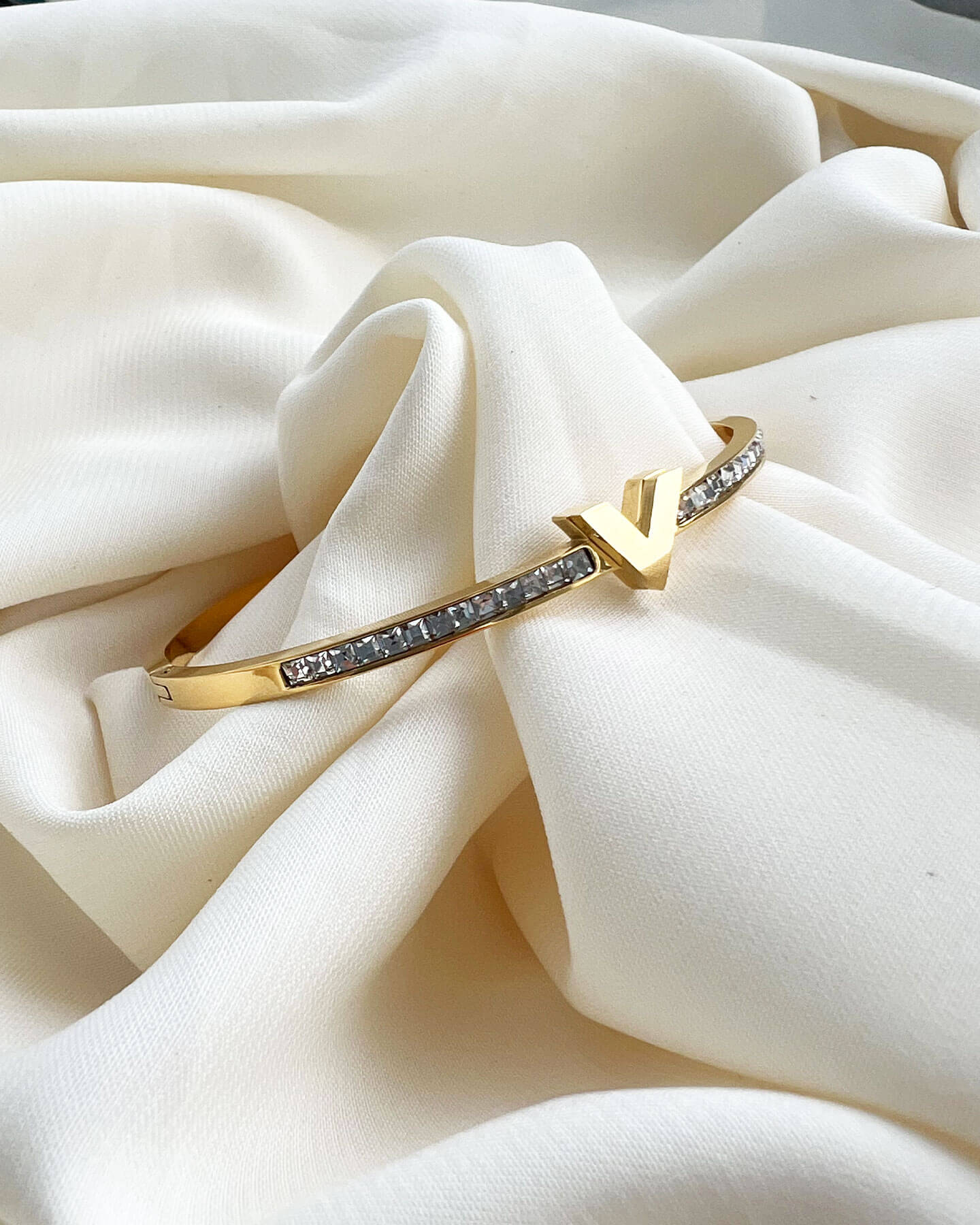 V Armreif mit Zirkonia Stein