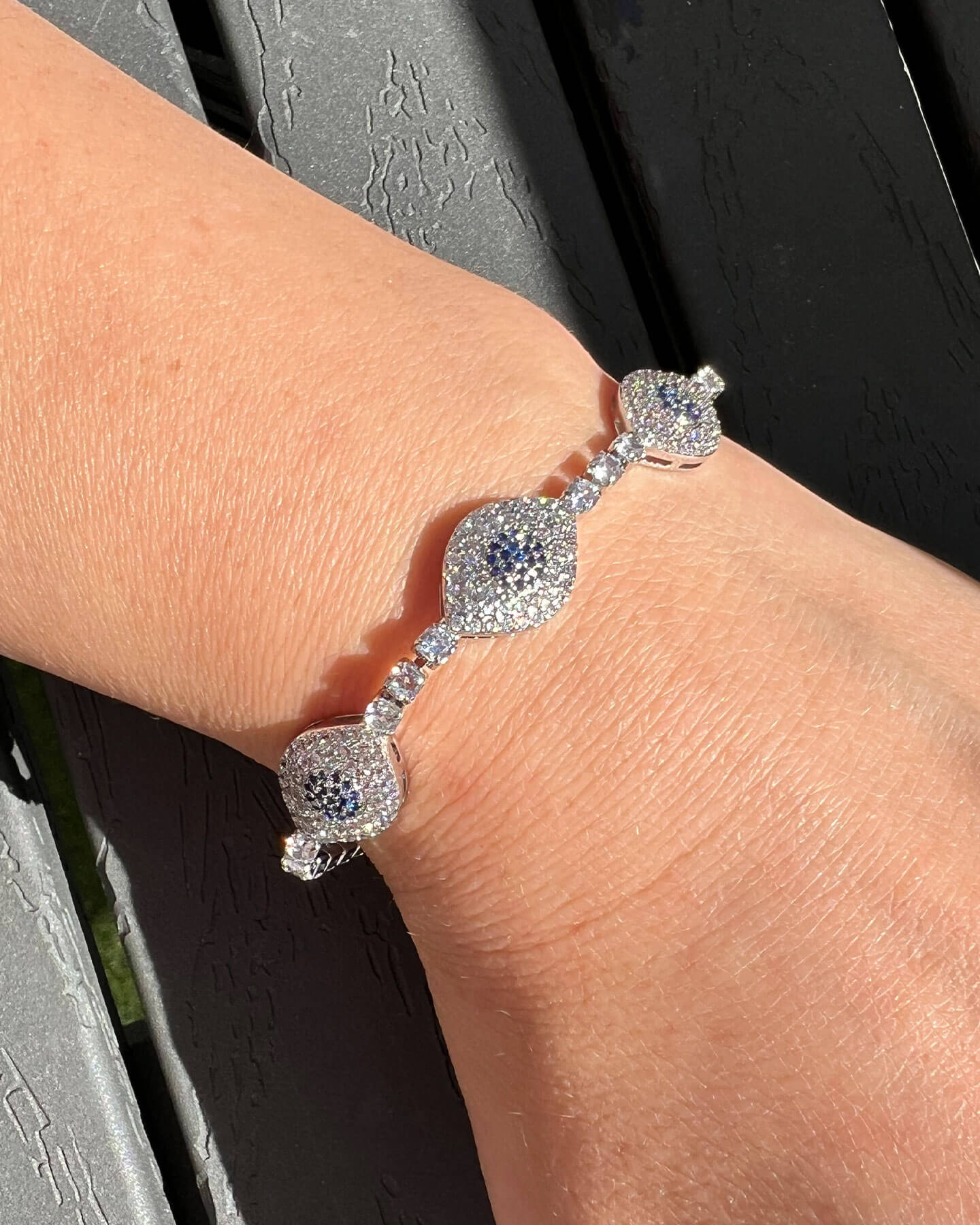 Marineblaues Armband mit Zirkonsteinen