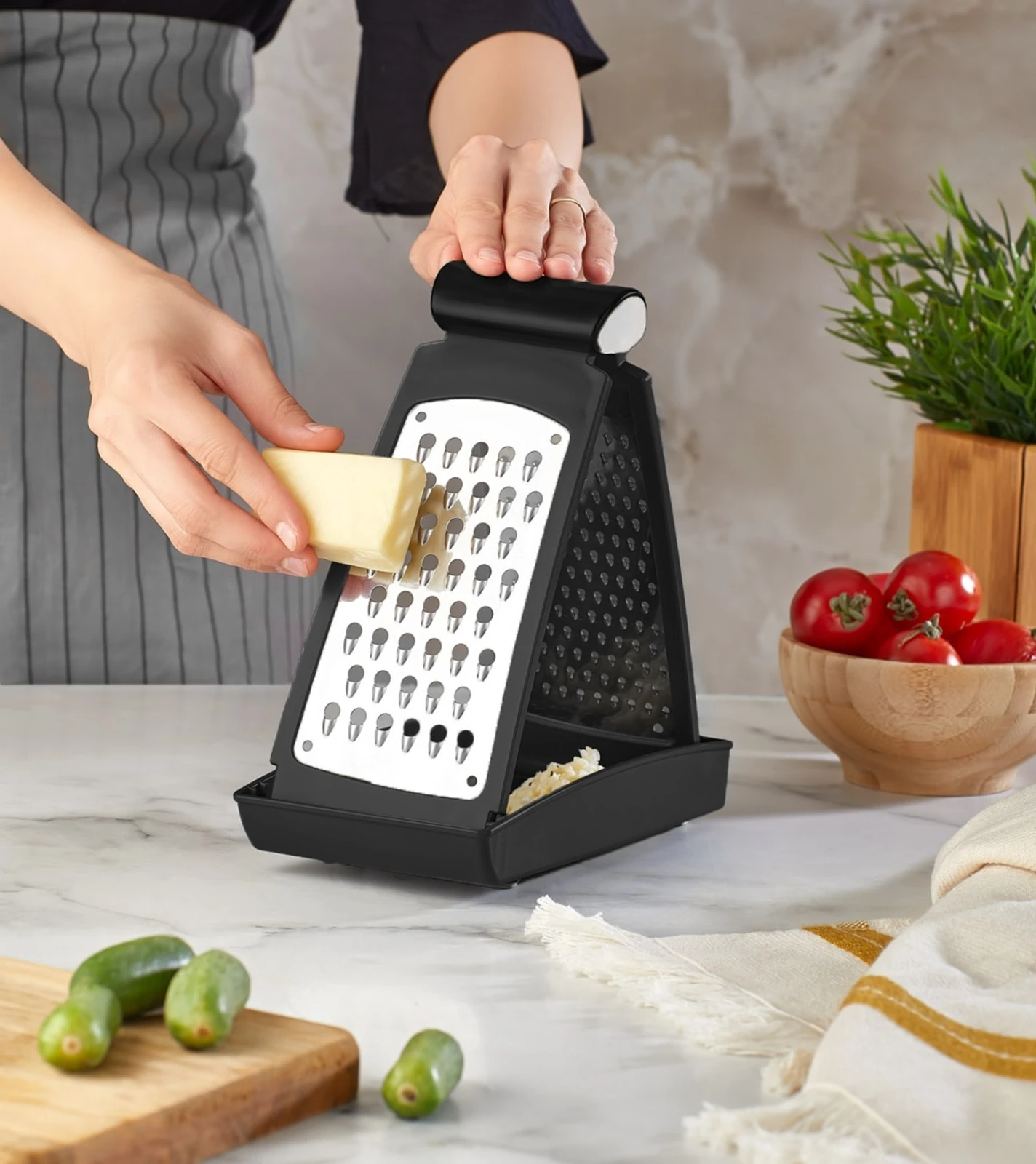 Klappbare Reibe mit Behälter - Schwarz