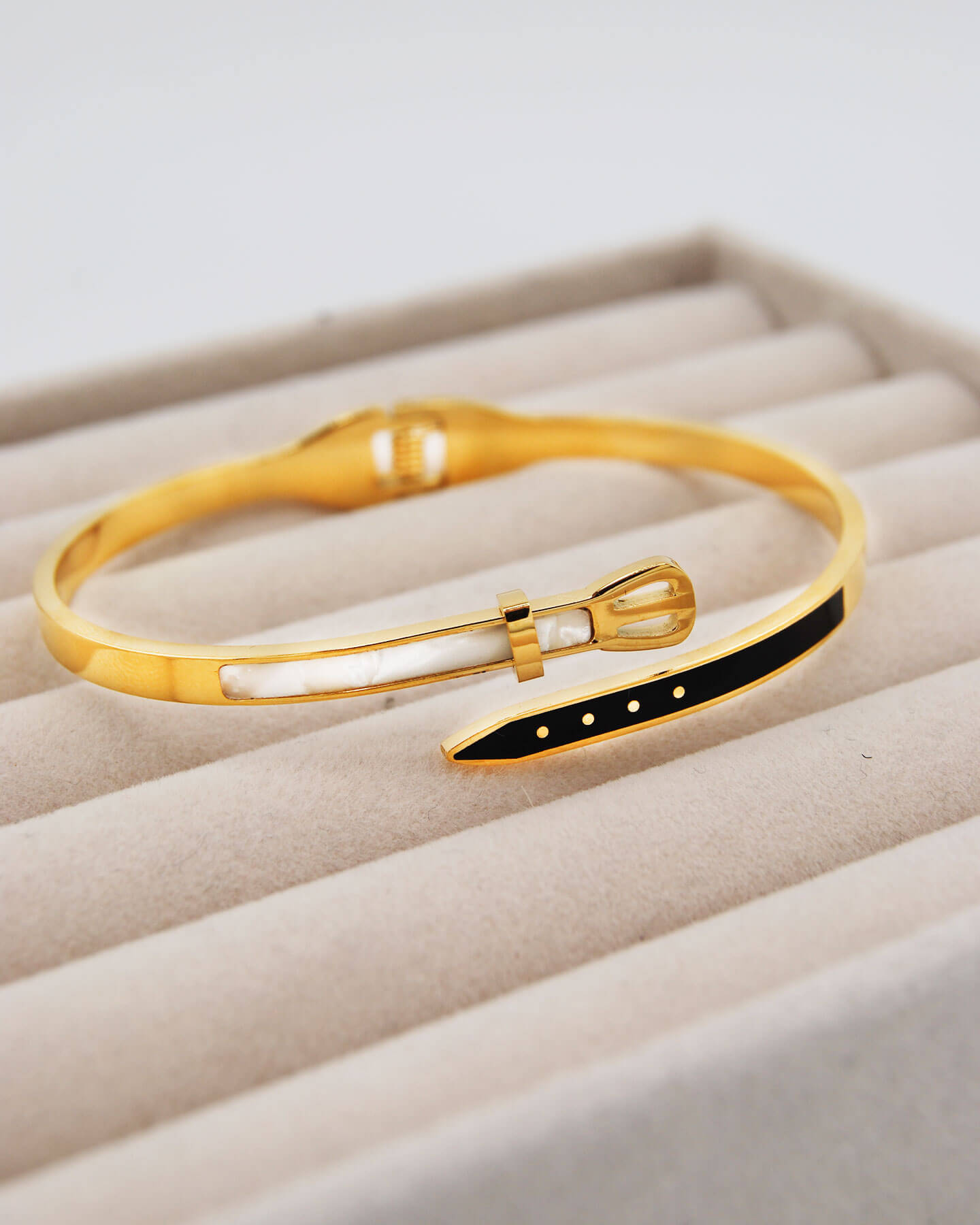 Schwarz-weißes Armreif