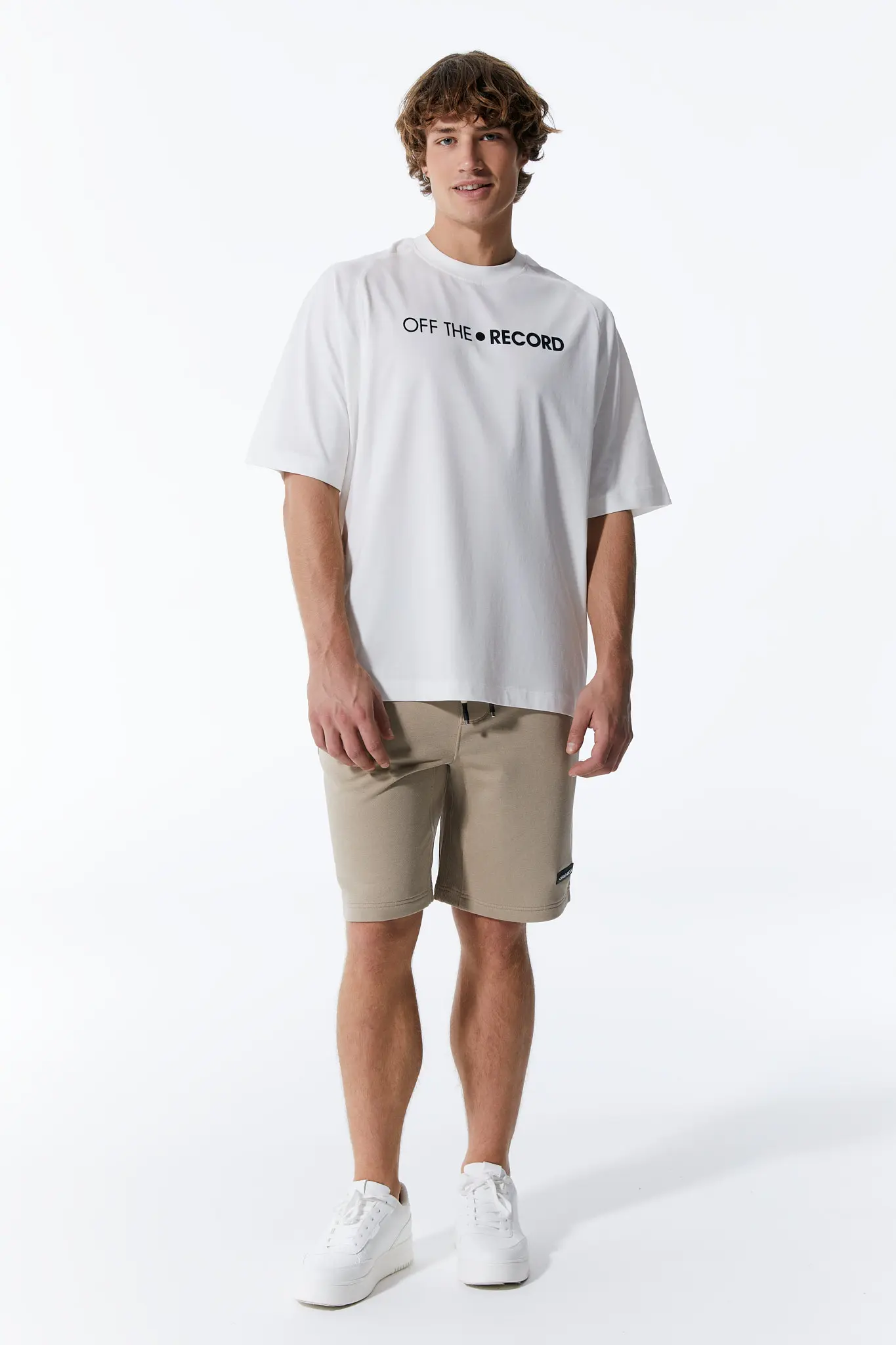 Weißes T-Shirt für Männer mit Nähmuster