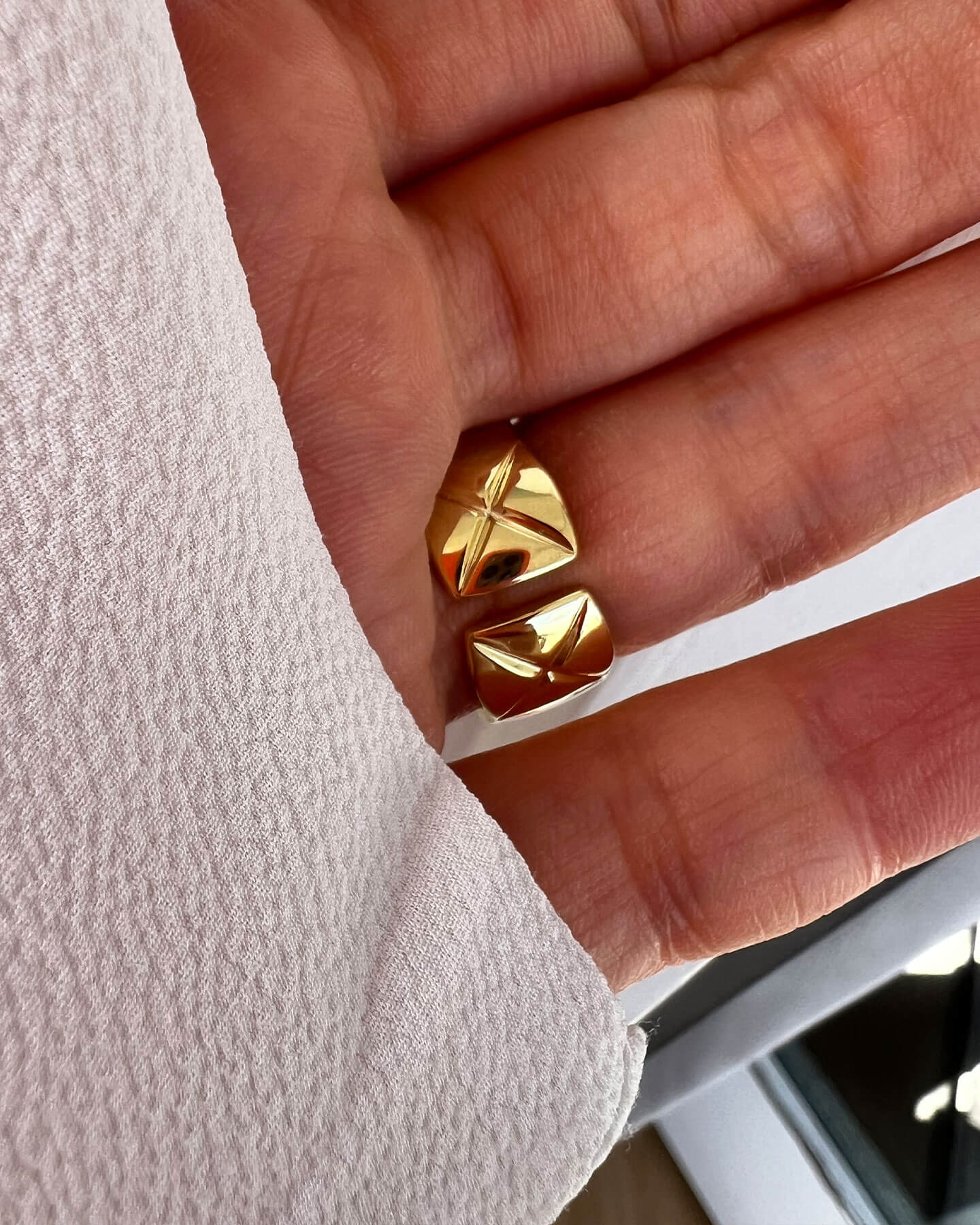 Ring mit Fliesenmuster