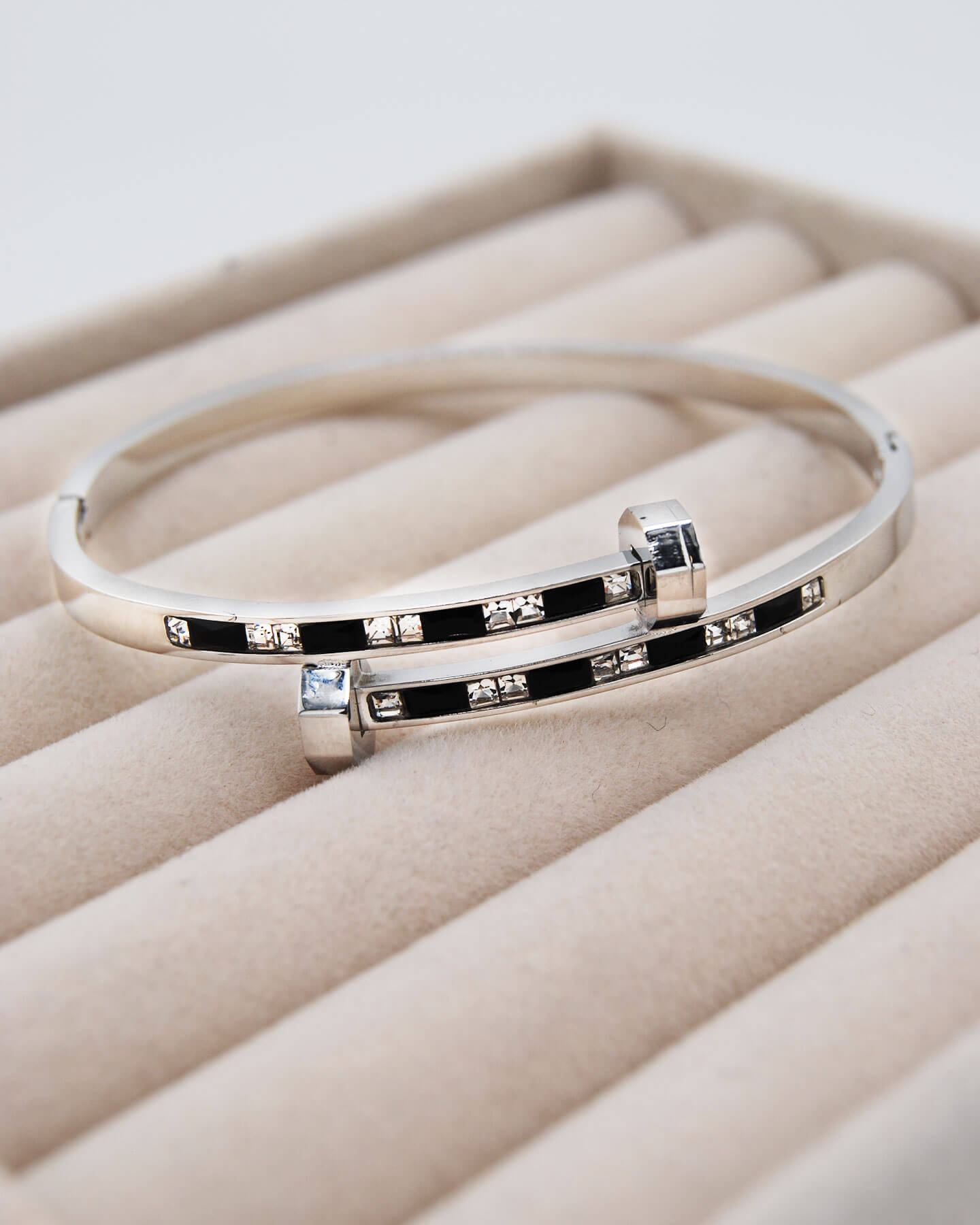 Nagel Armreif Schwarz Silber