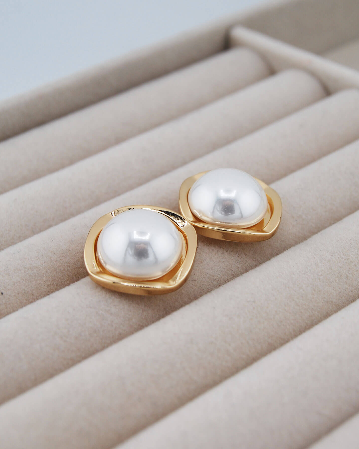 Perlen Ohrringe mit Gold Detailliert