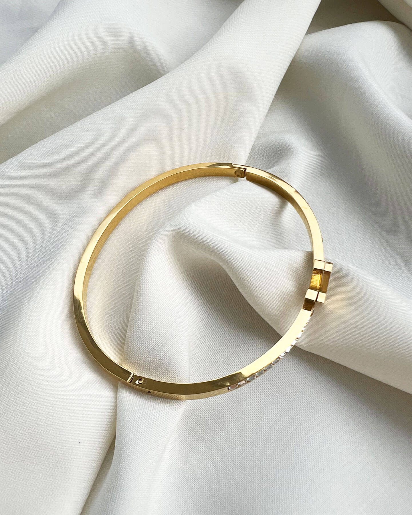 V Armreif mit Zirkonia Stein