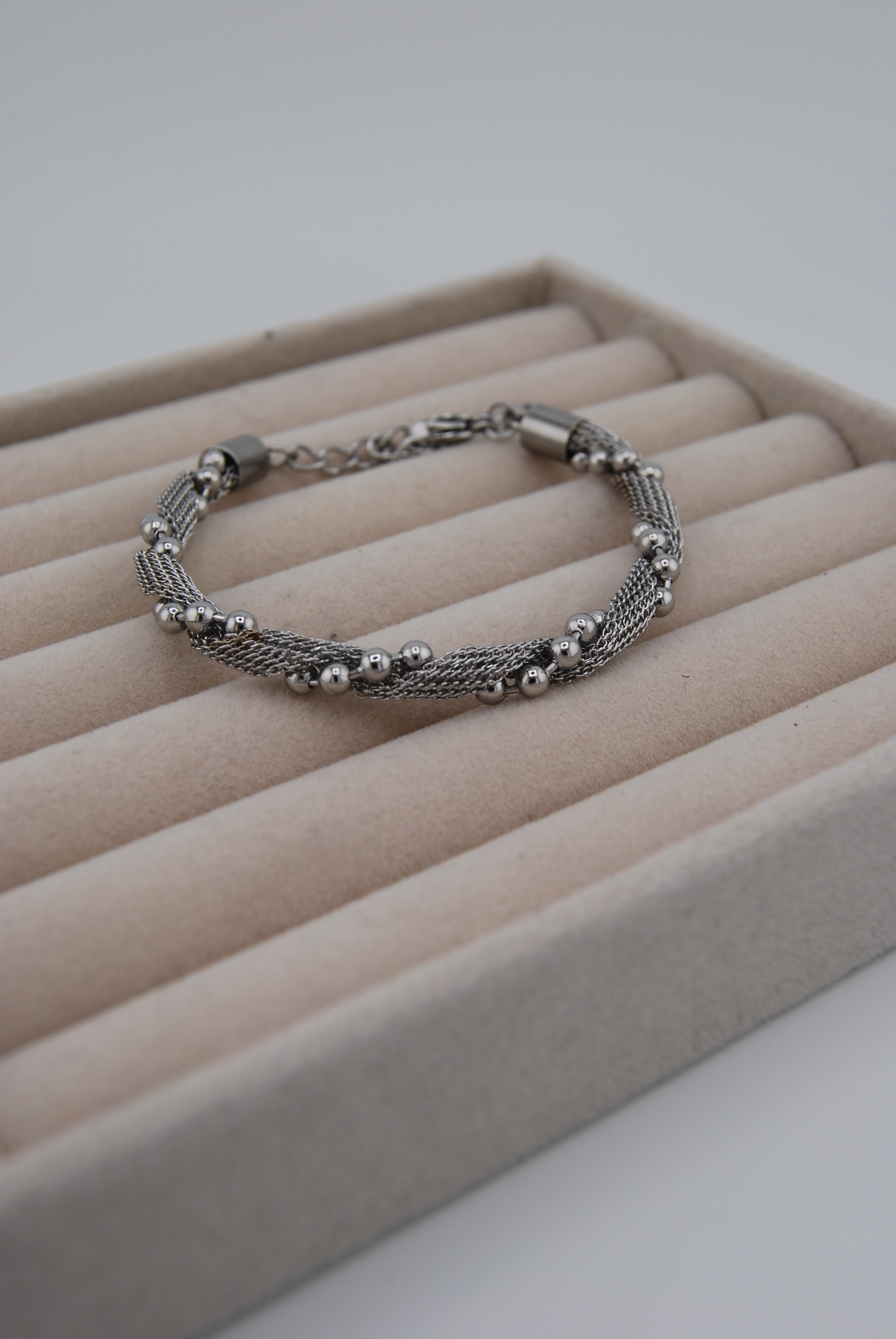 Armband aus Stahlperlen