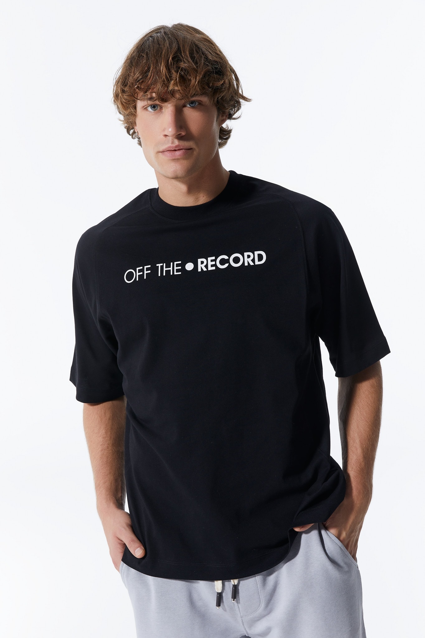 Einfarbiges Schwarzes Herren-T-Shirt mit Textdruck auf der Vorderseite