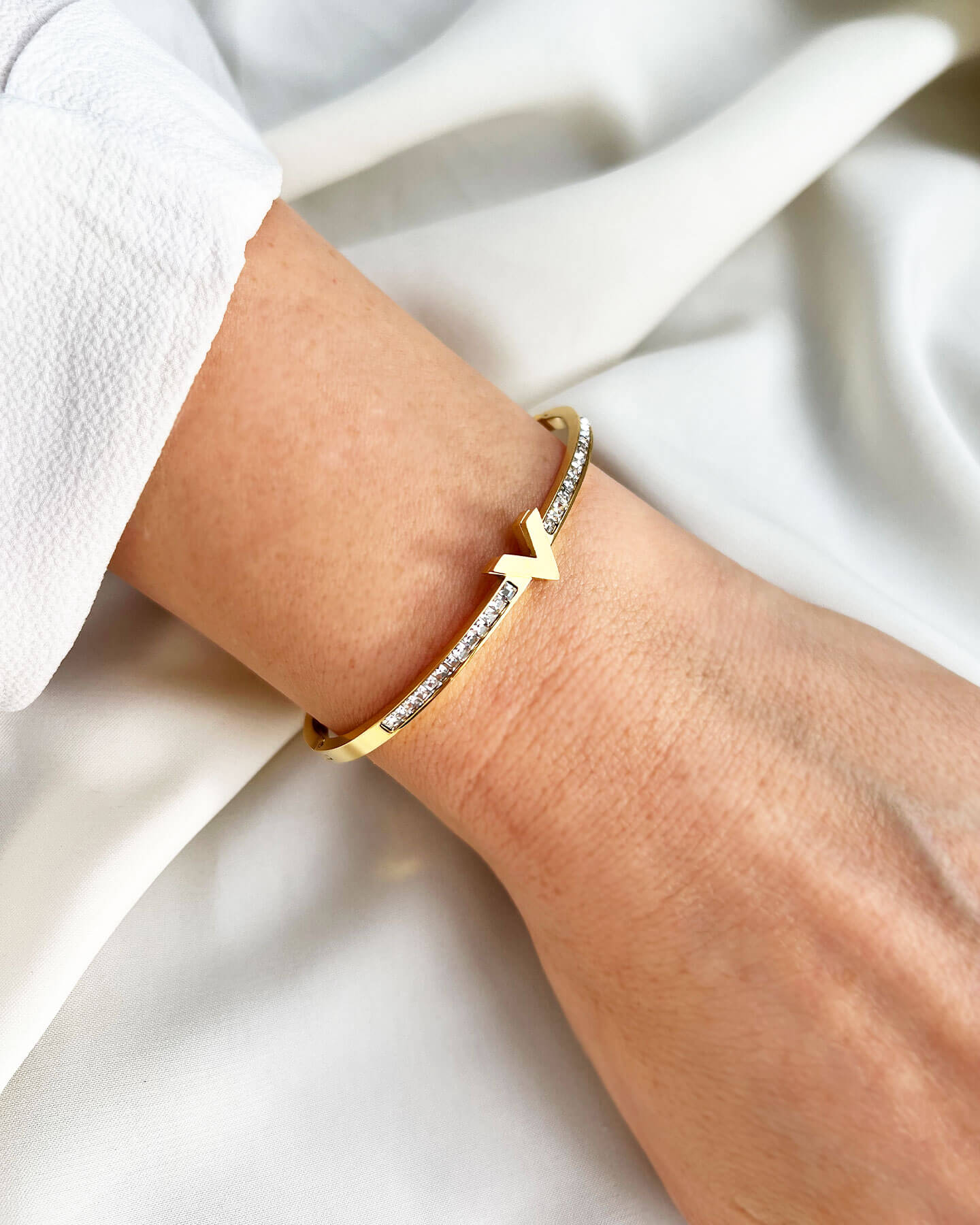 V Armreif mit Zirkonia Stein