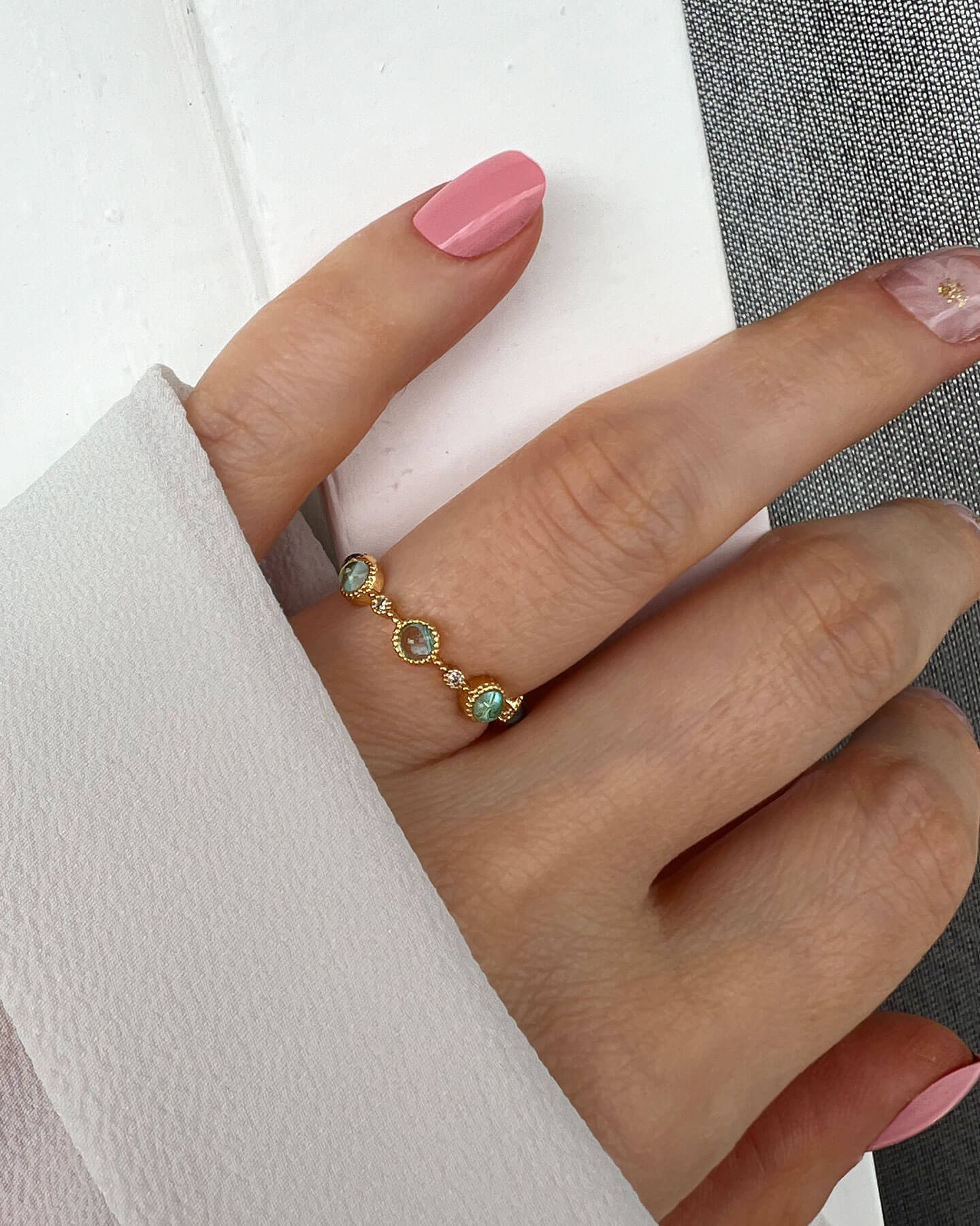 Ring mit Grünen Steinen