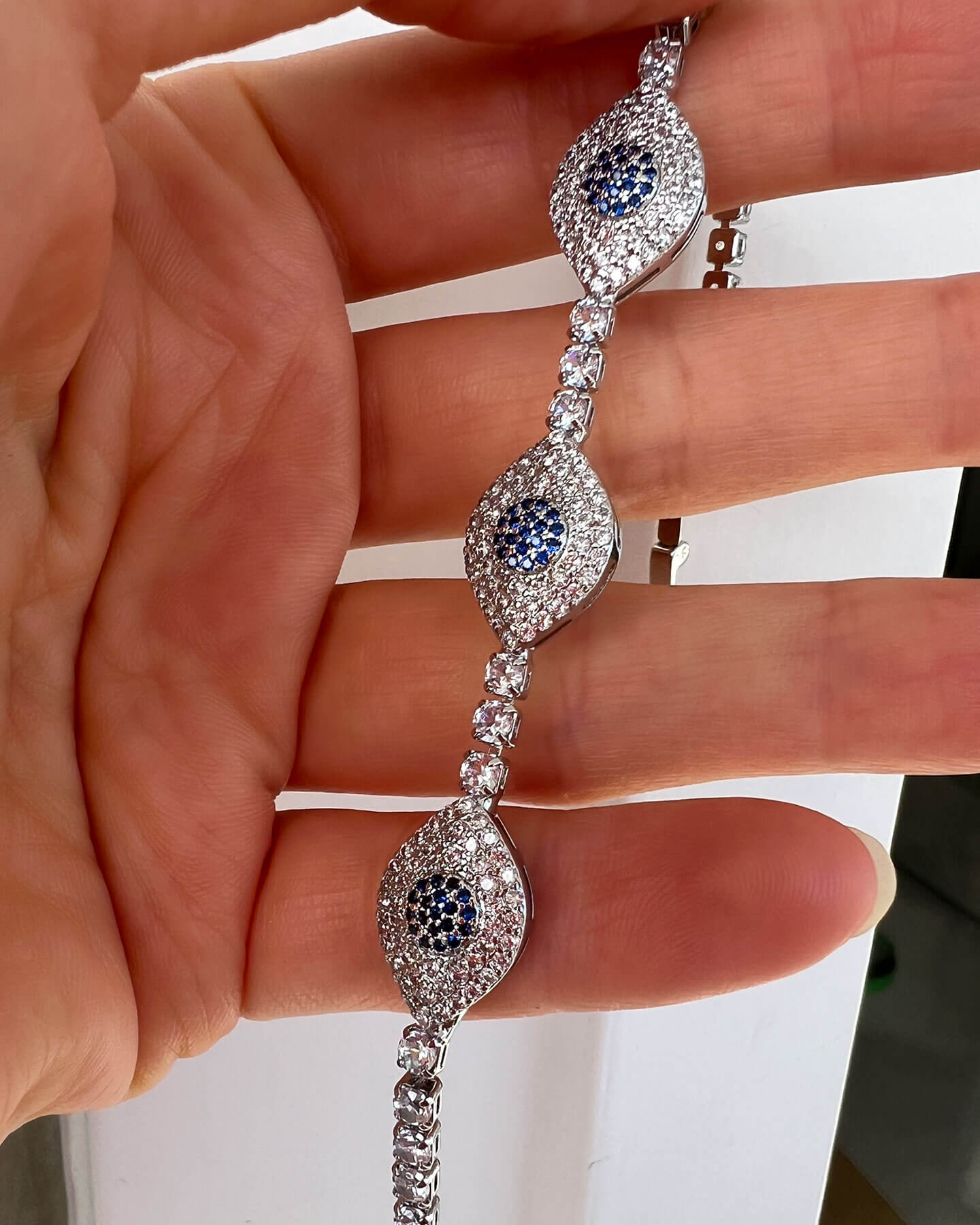 Marineblaues Armband mit Zirkonsteinen