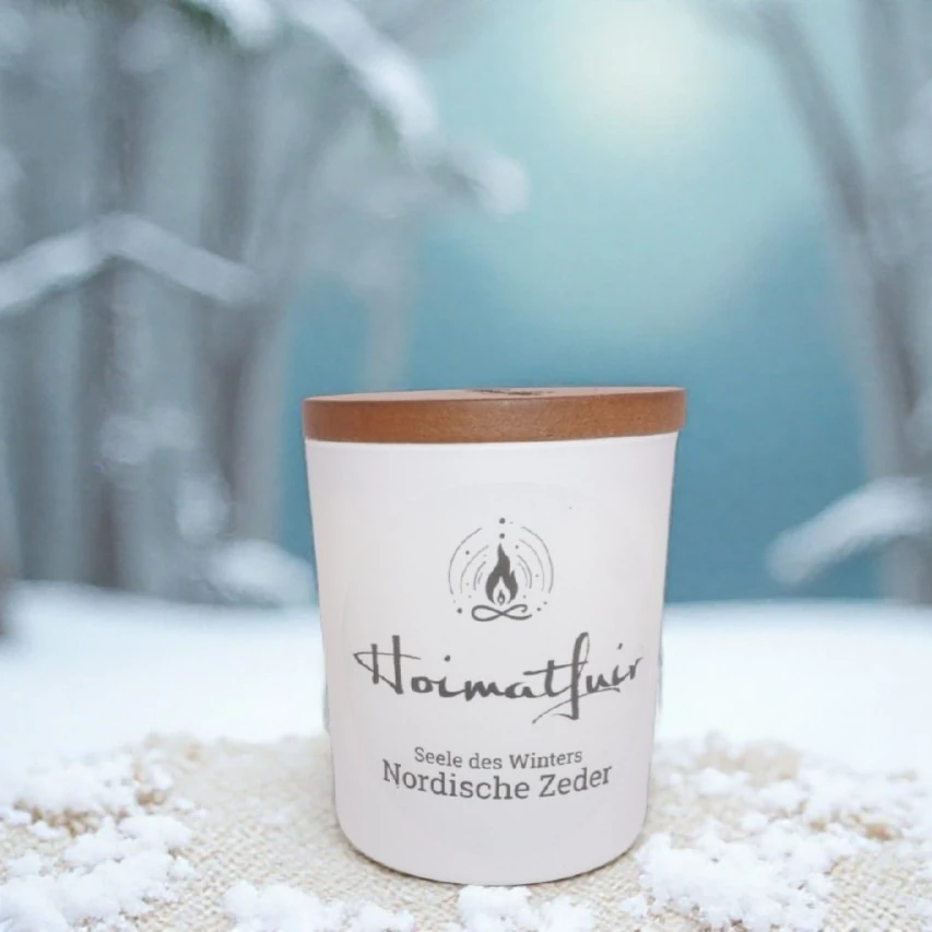 Hoimatfuir Duftkerze "Seele des Winters - Nordische Zeder"