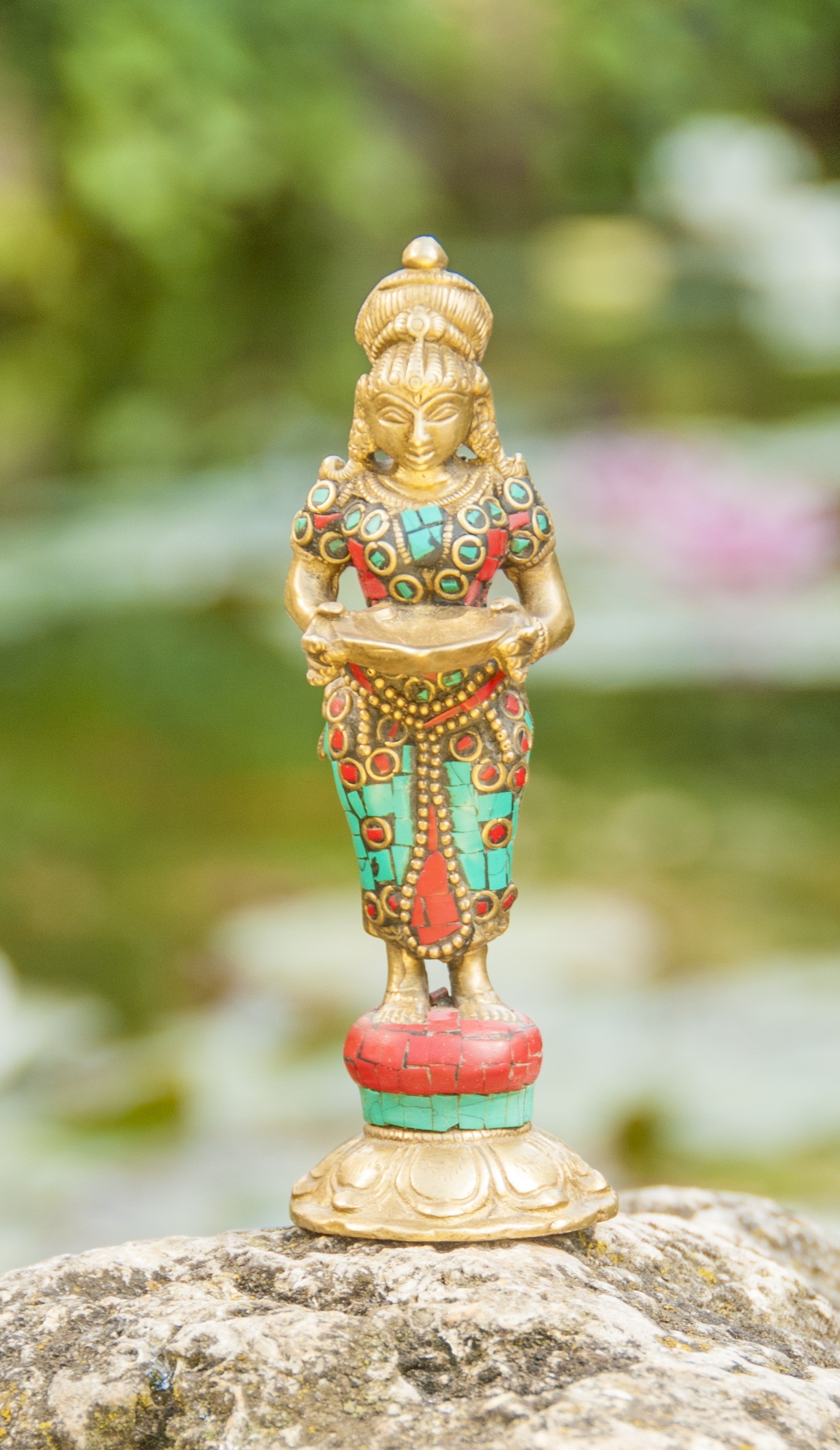 Lakshmi, stehend, 14 cm Messing mit Steinen