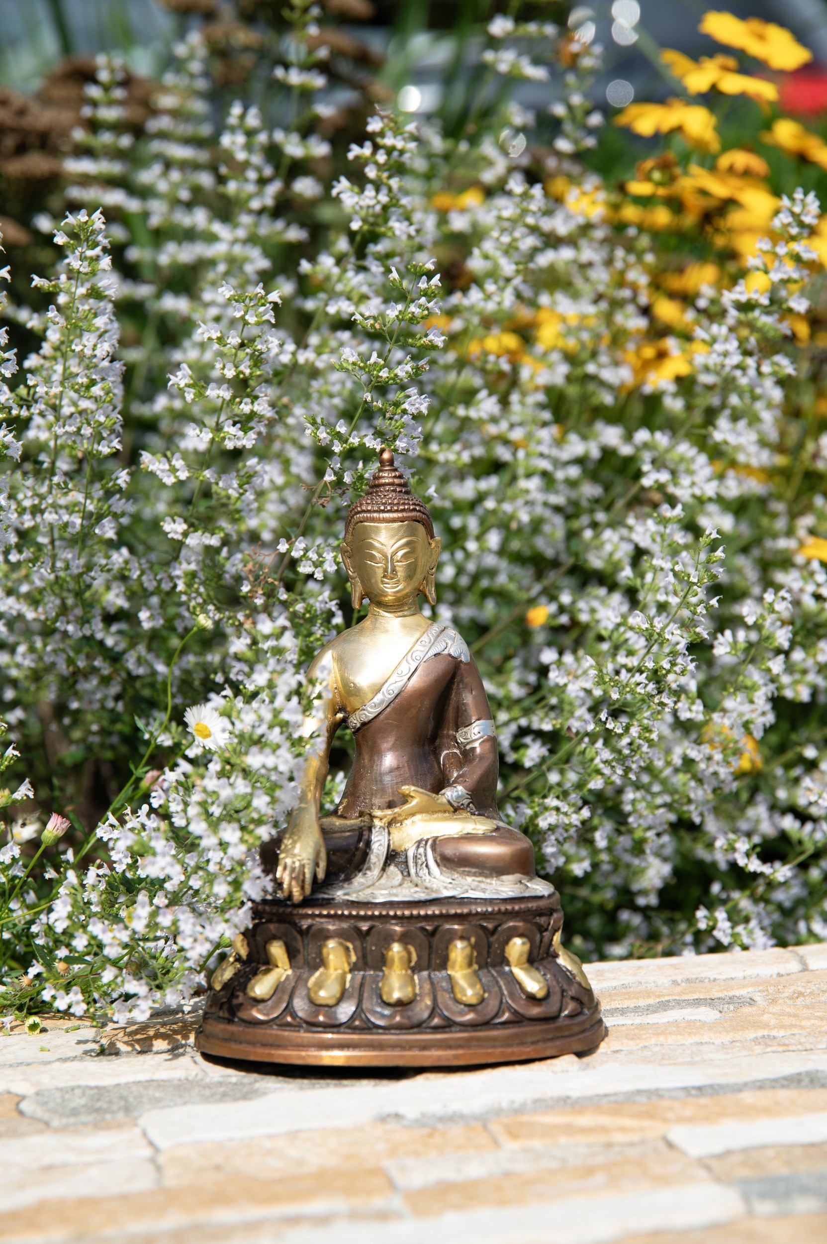 Buddha Shakyamuni Messing mit Gold, Silber, Braun Finish