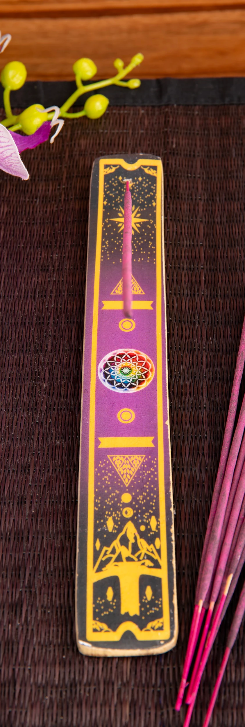 Räucherstäbchenhalter Fantasy Mandala lila Hintergrund